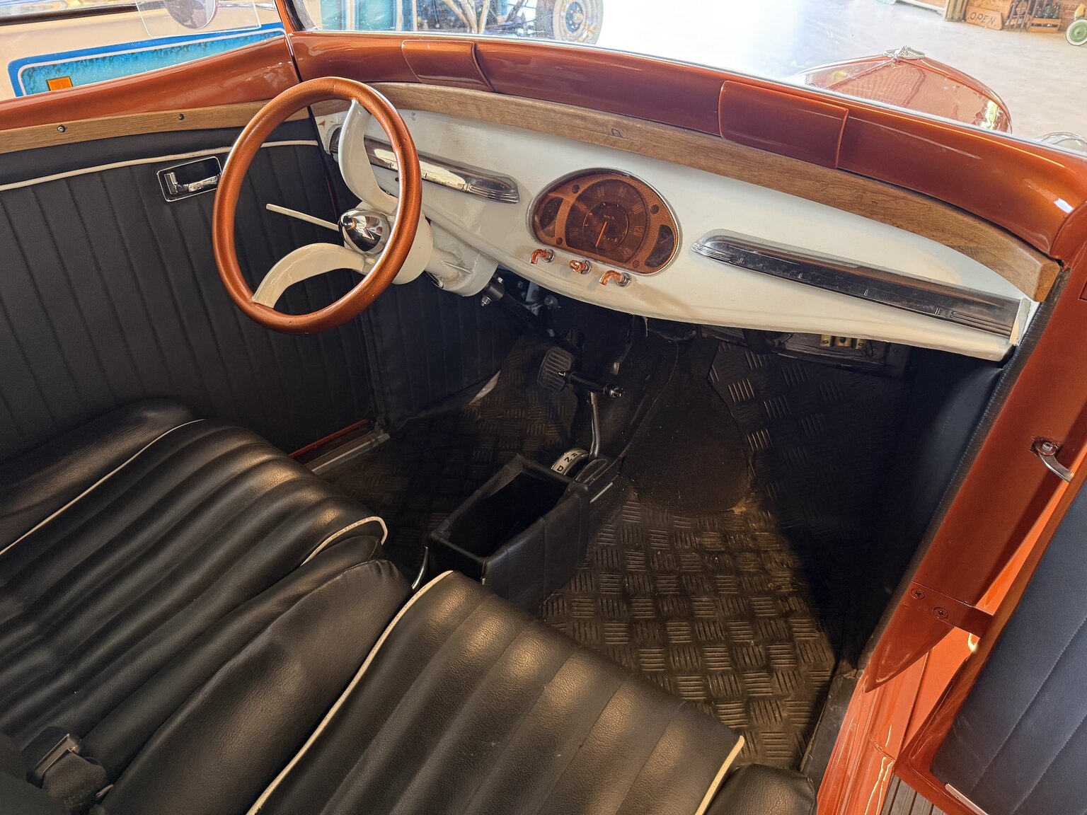 Innenraumfoto von 2012 Hot Rod T