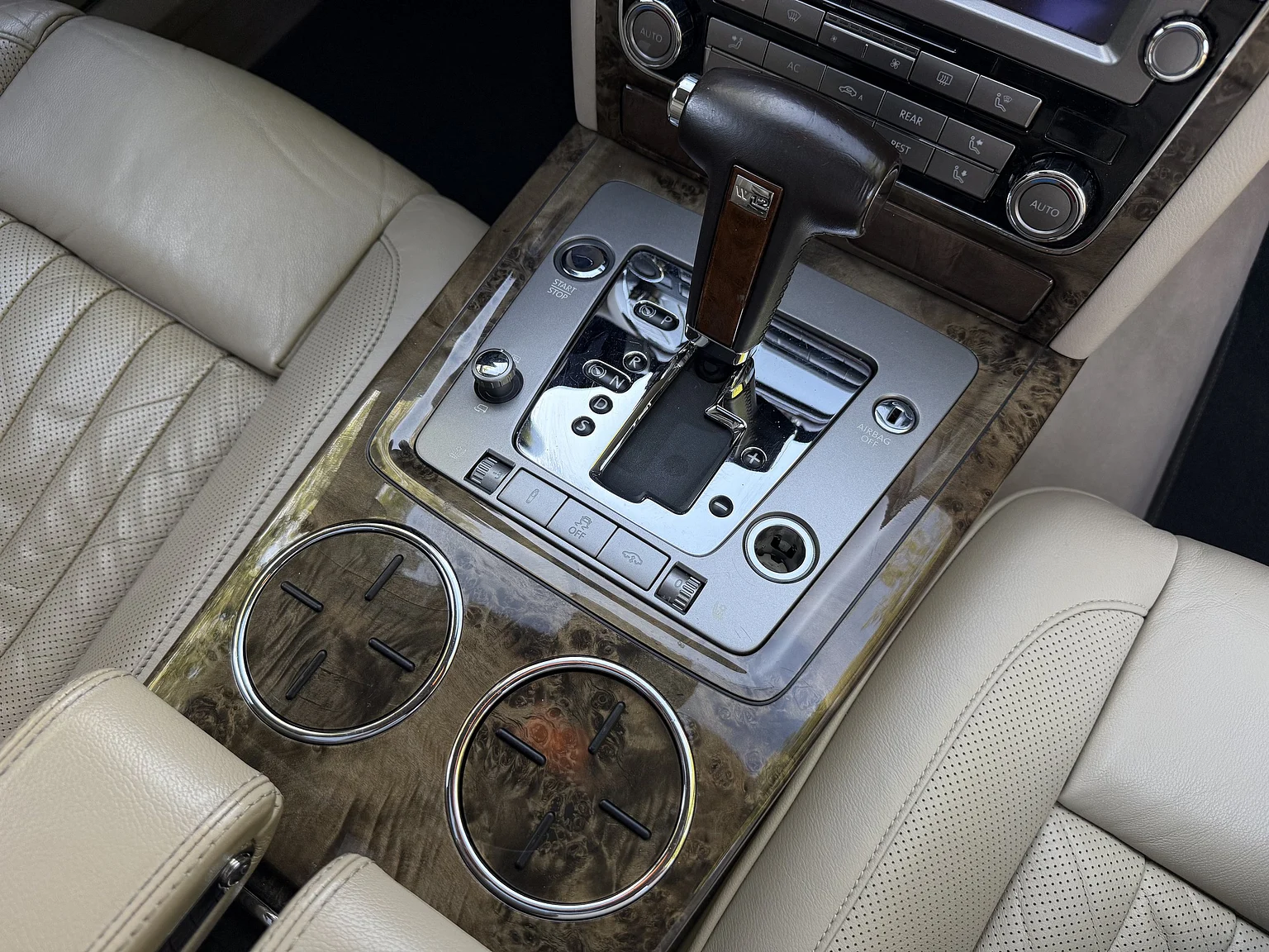 Innenraumfoto von 2009 Volkswagen Phaeton W12 LWB Executive (61)