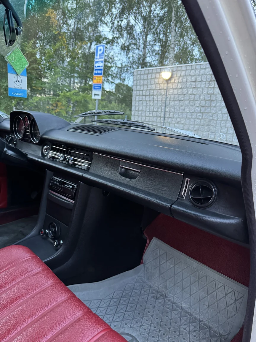 Innenraumfoto von 1972 Mercedes-Benz 200 (58)