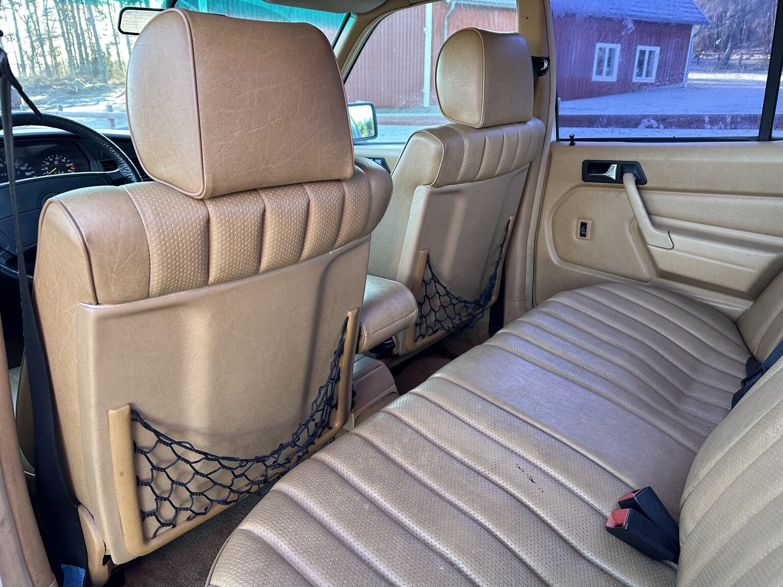 Innenraumfoto von 1988 Mercedes-Benz 190 E 2.3 (20)