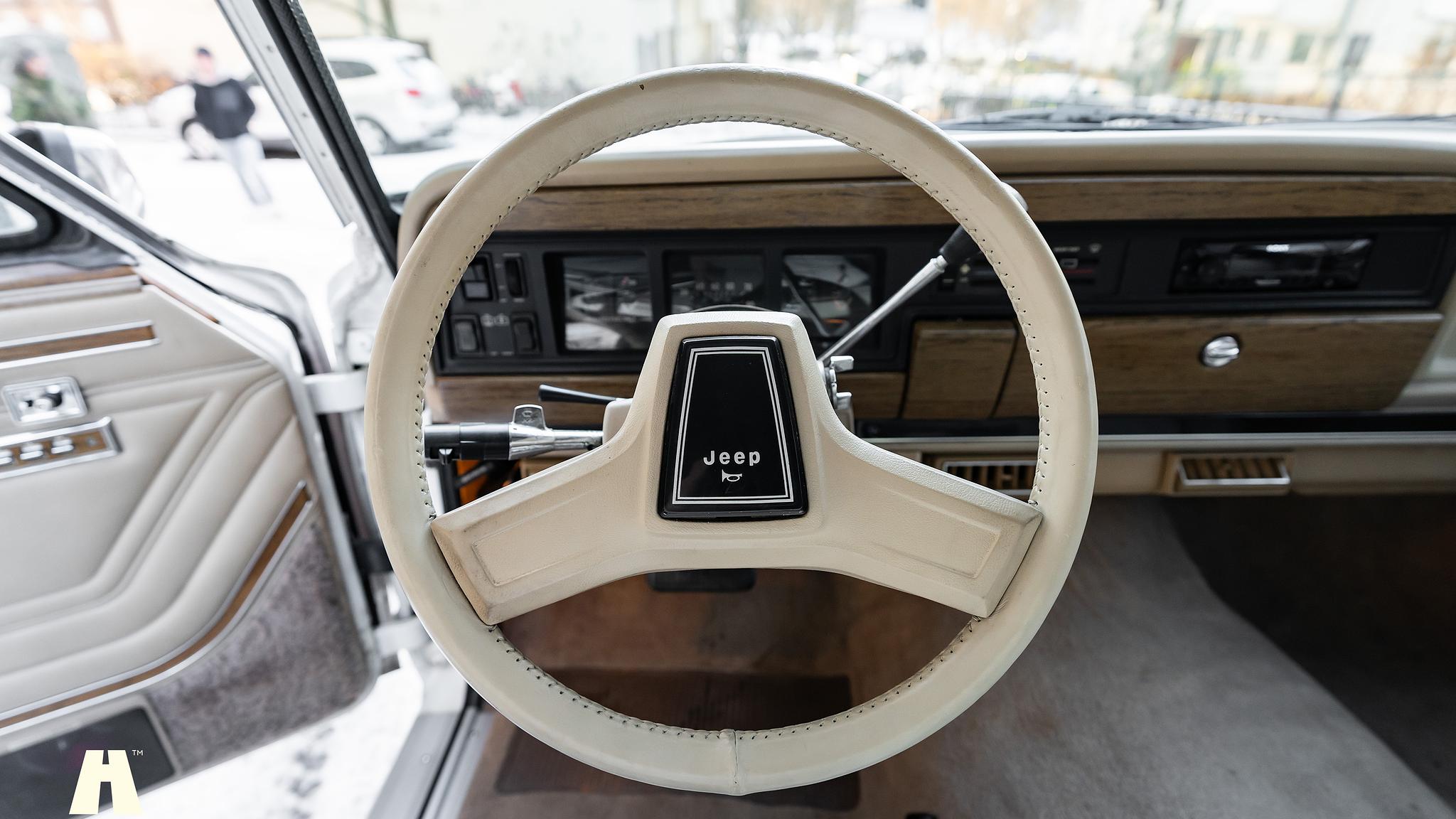 Innenraumfoto von 1991 Jeep Grand Wagoneer 1991 (3)