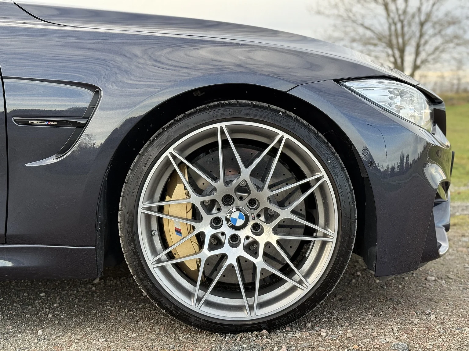 Exteriörbild på 2017 BMW M3 Competition 30 Jahre (26)