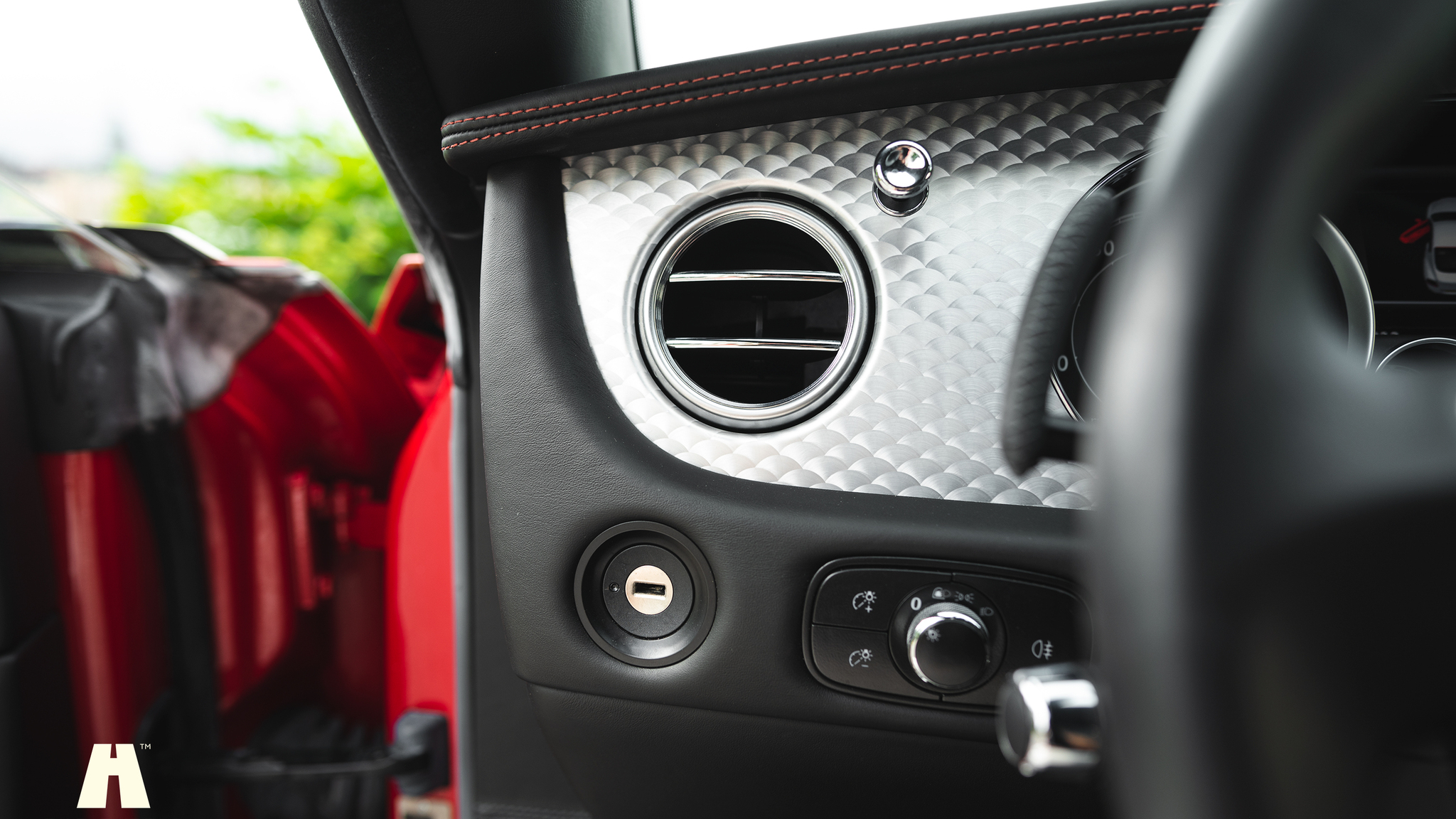 Innenraumfoto von 2013 Bentley Continental GT V8 (25)