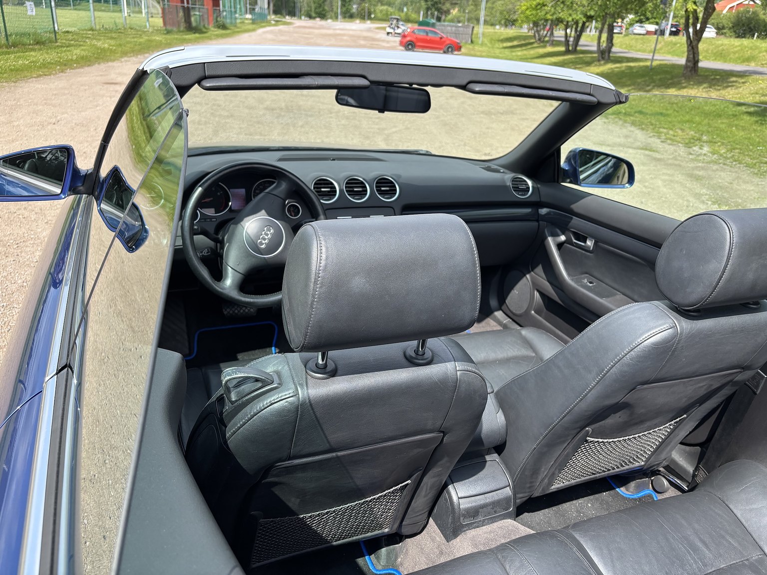 Interior image of 2003 Audi A4 Cabriolet 2.4 V6 Multitronic