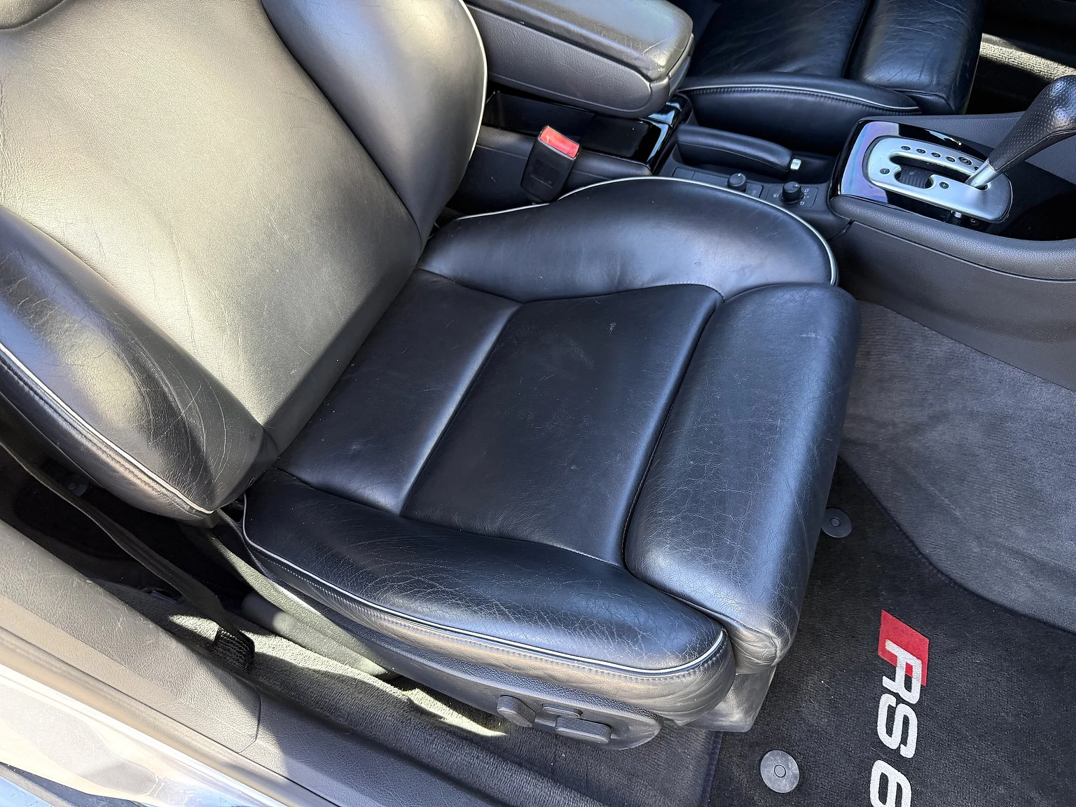 Interior image of 2002 Audi RS 6 Avant (52)