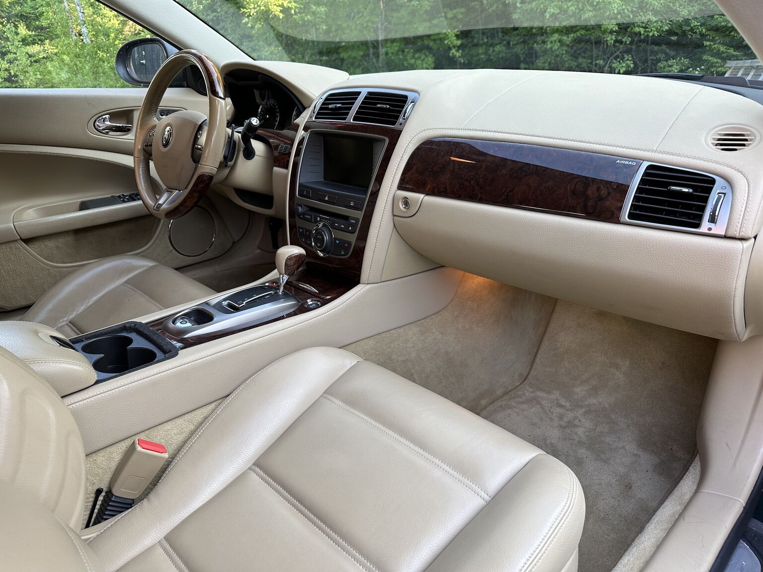Interior image of 2007 Jaguar XKR (30)