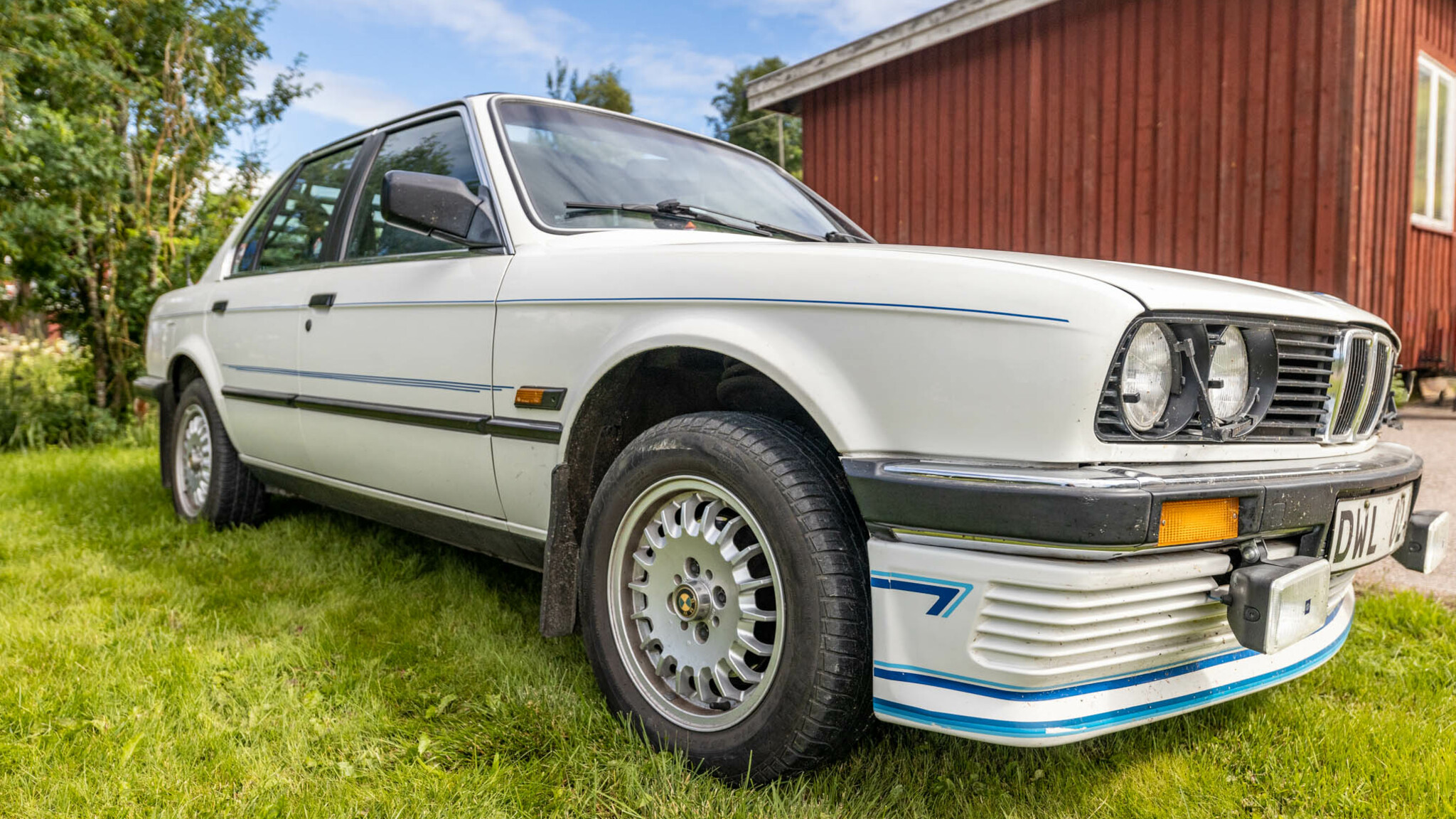 Exterior image of 1984 BMW 320i sedan