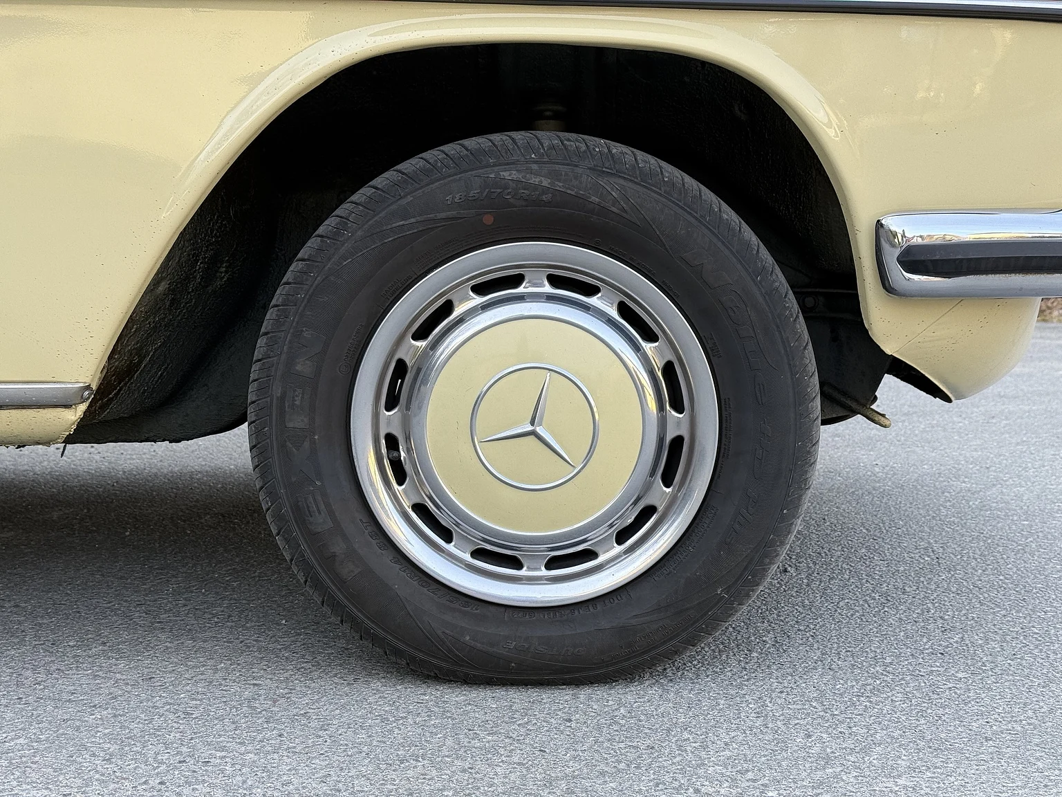 Exteriörbild på 1974 Mercedes-Benz 230 Automatic (51)