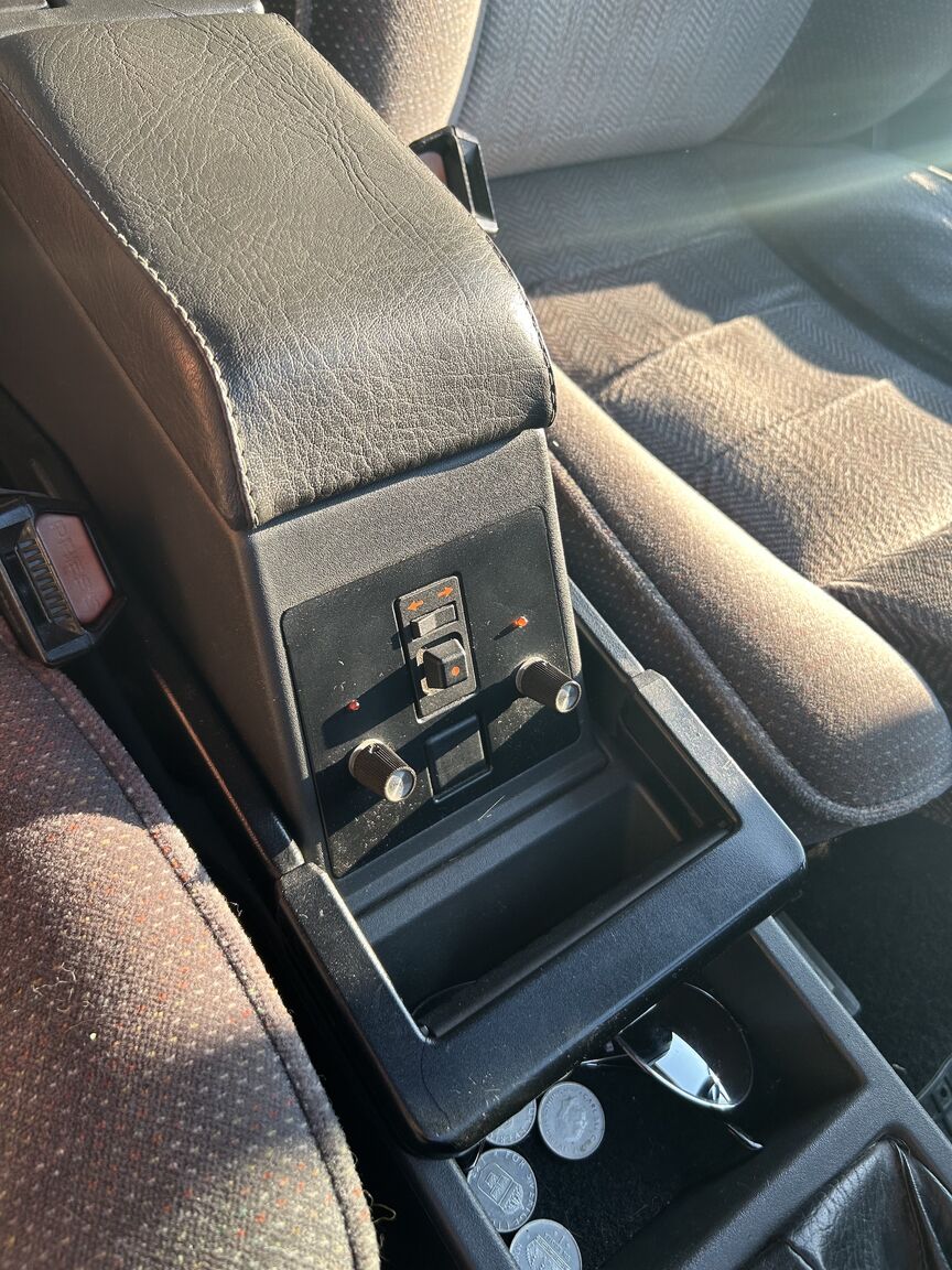 Interior image of 1988 Alfa Romeo 75 (10)