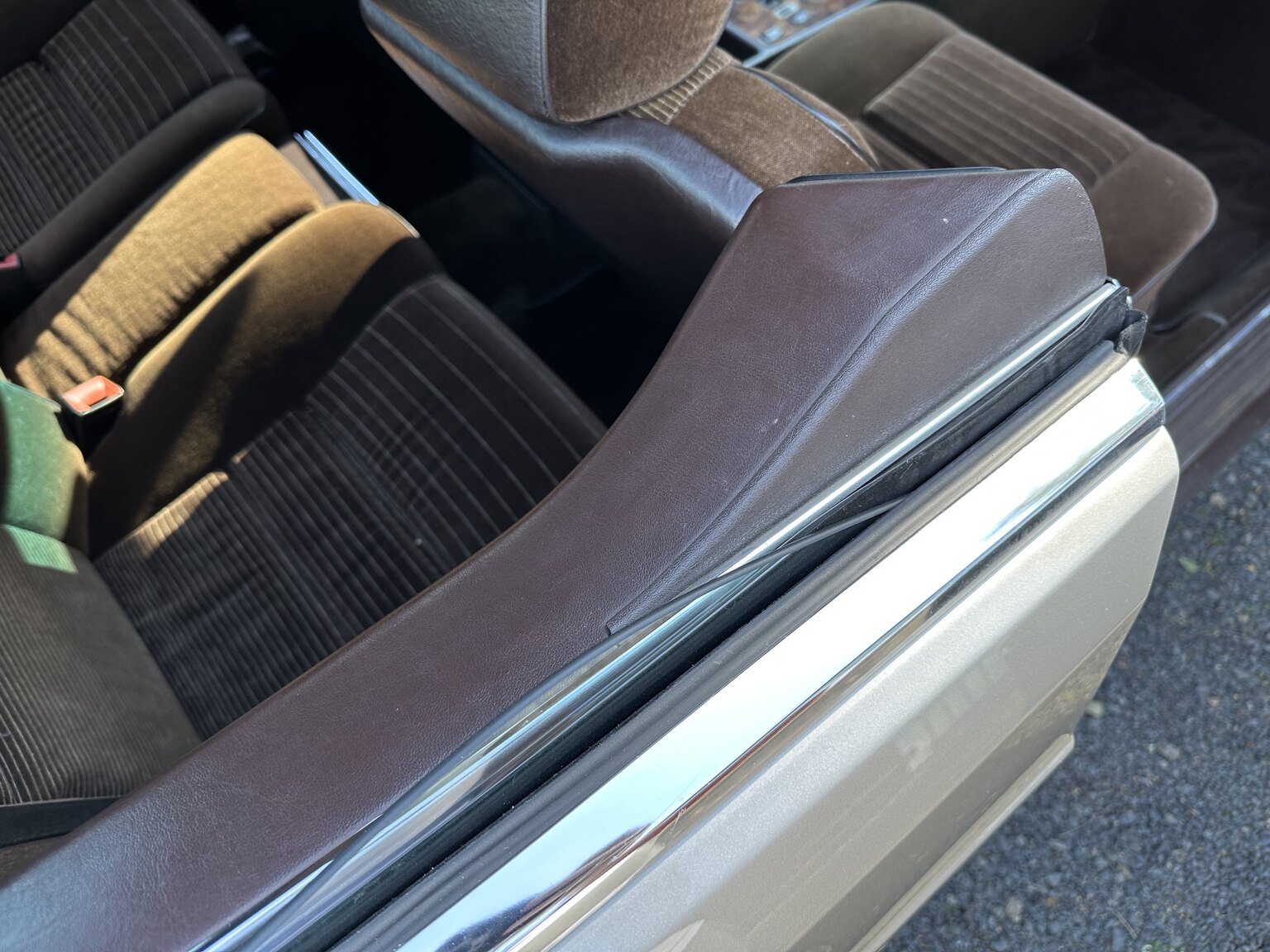 Interior image of 1986 Mercedes-Benz 500 SEC (40)