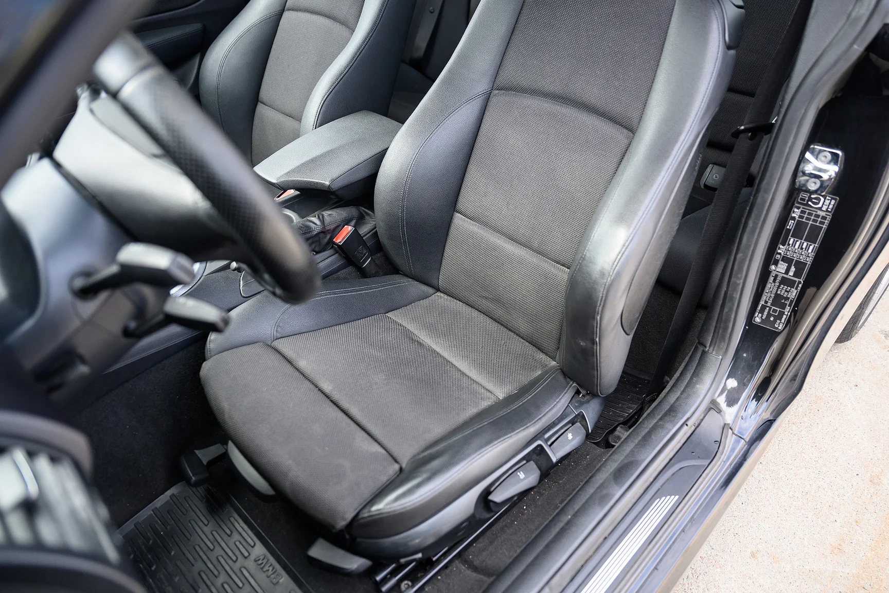 Innenraumfoto von 2007 2007 BMW 130i M Sport (23)