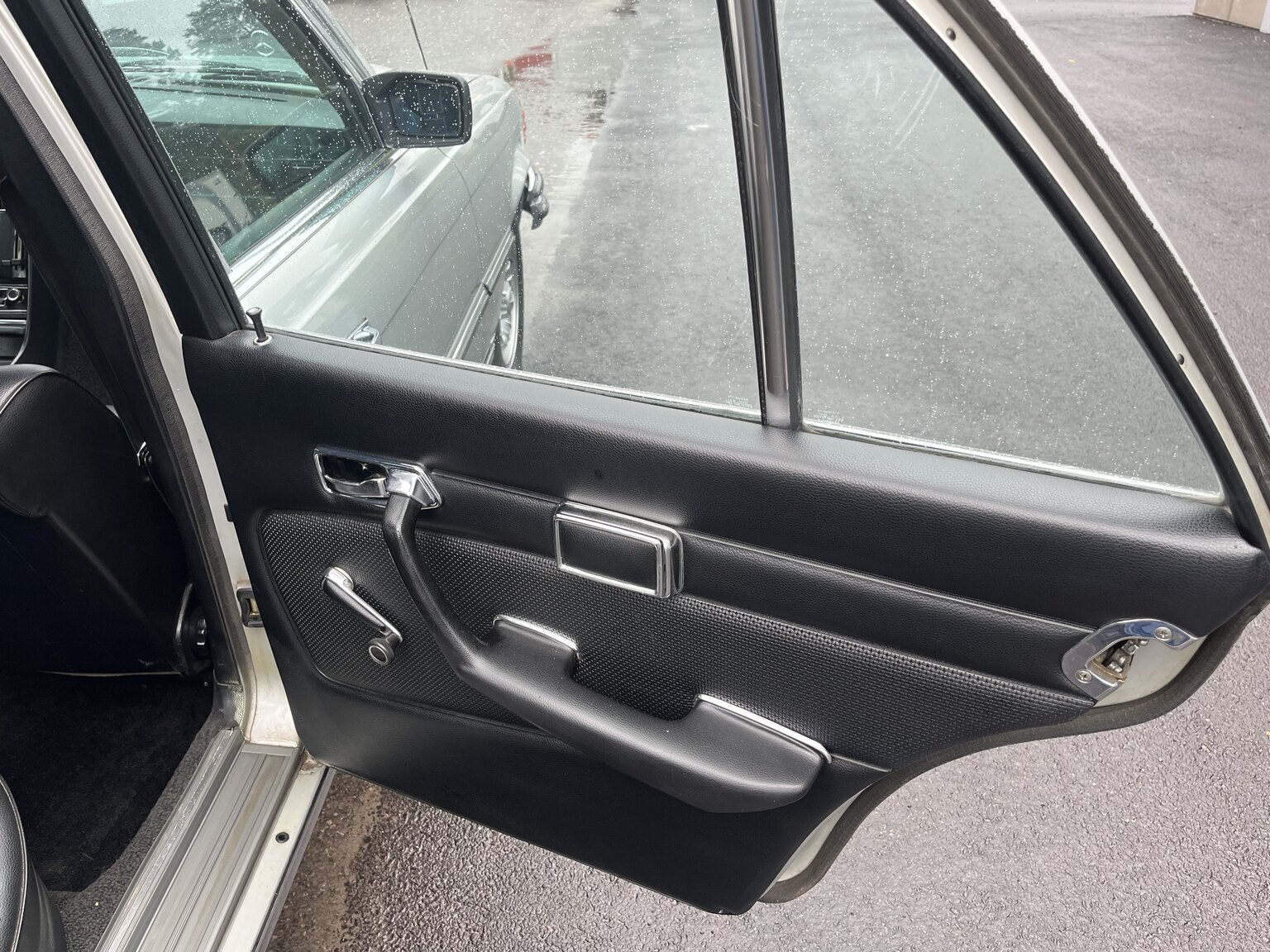 Interior image of 1975 Mercedes-Benz 280 SE
