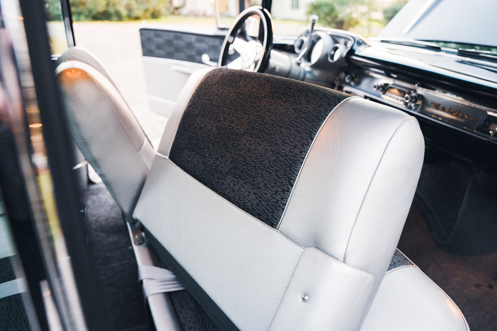 Innenraumfoto von 1957 Chevrolet Bel Air Sport Coupé (64)