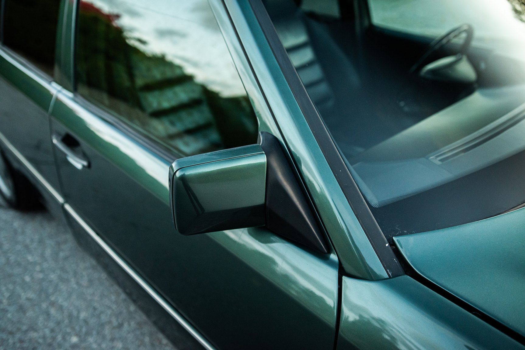 Exterior image of 1996 MERCEDES-BENZ E 320 T