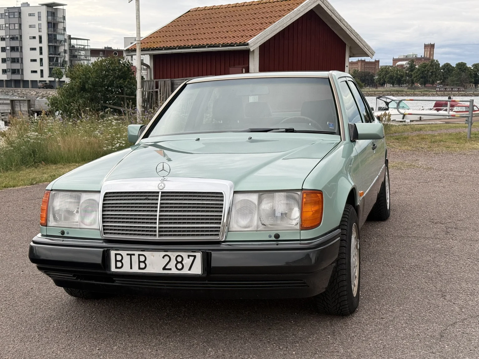 Exterior image of 1991 Mercedes-Benz 300 E 4MATIC (3)