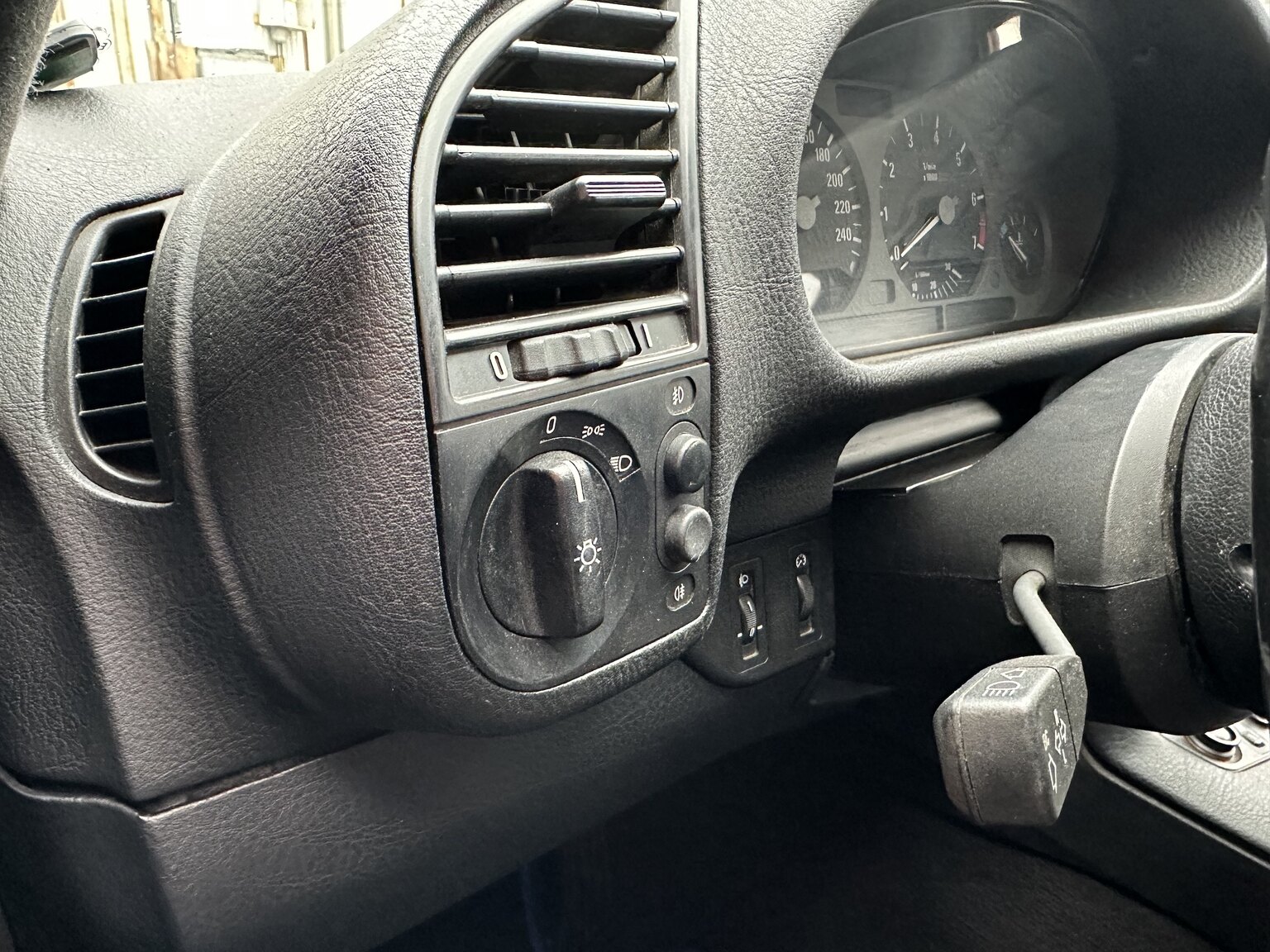 Interior image of 1996 BMW 328i Coupé E36 M-Sport (26)