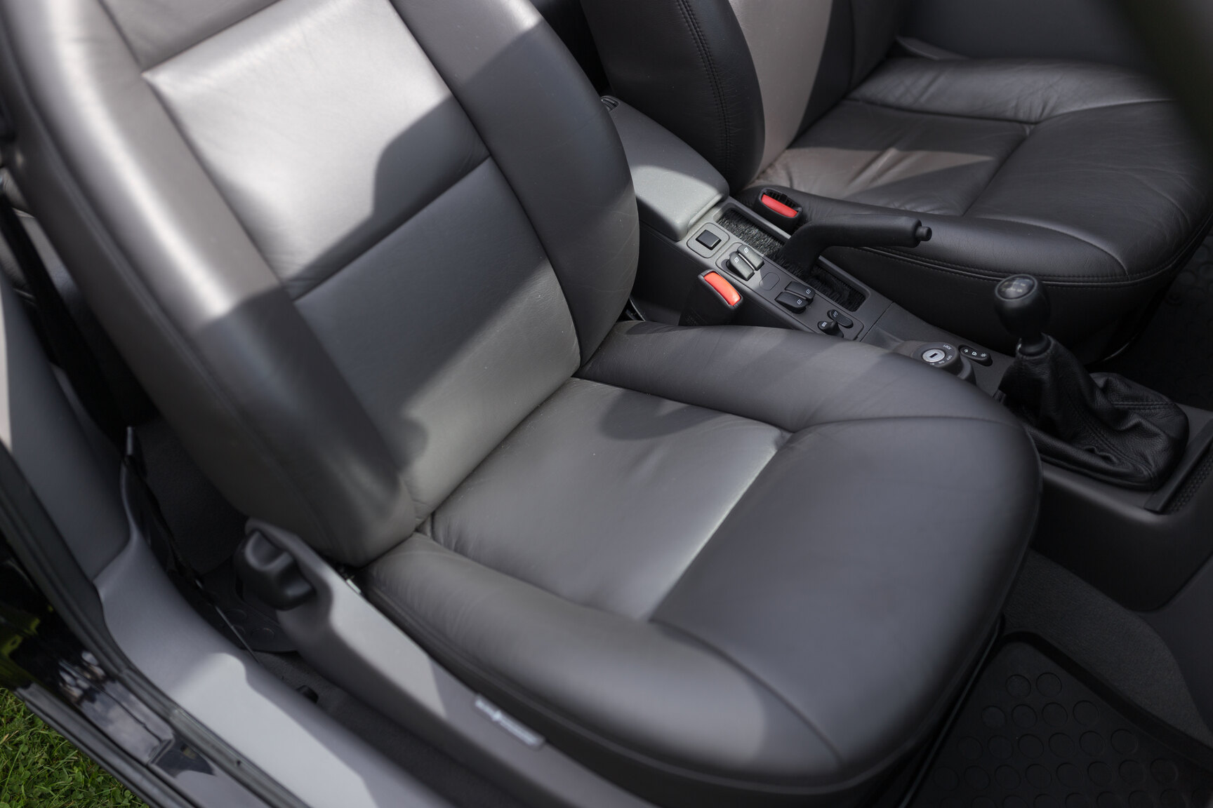 Interior image of 1998 Saab 9-3 SE 2.0T Convertible