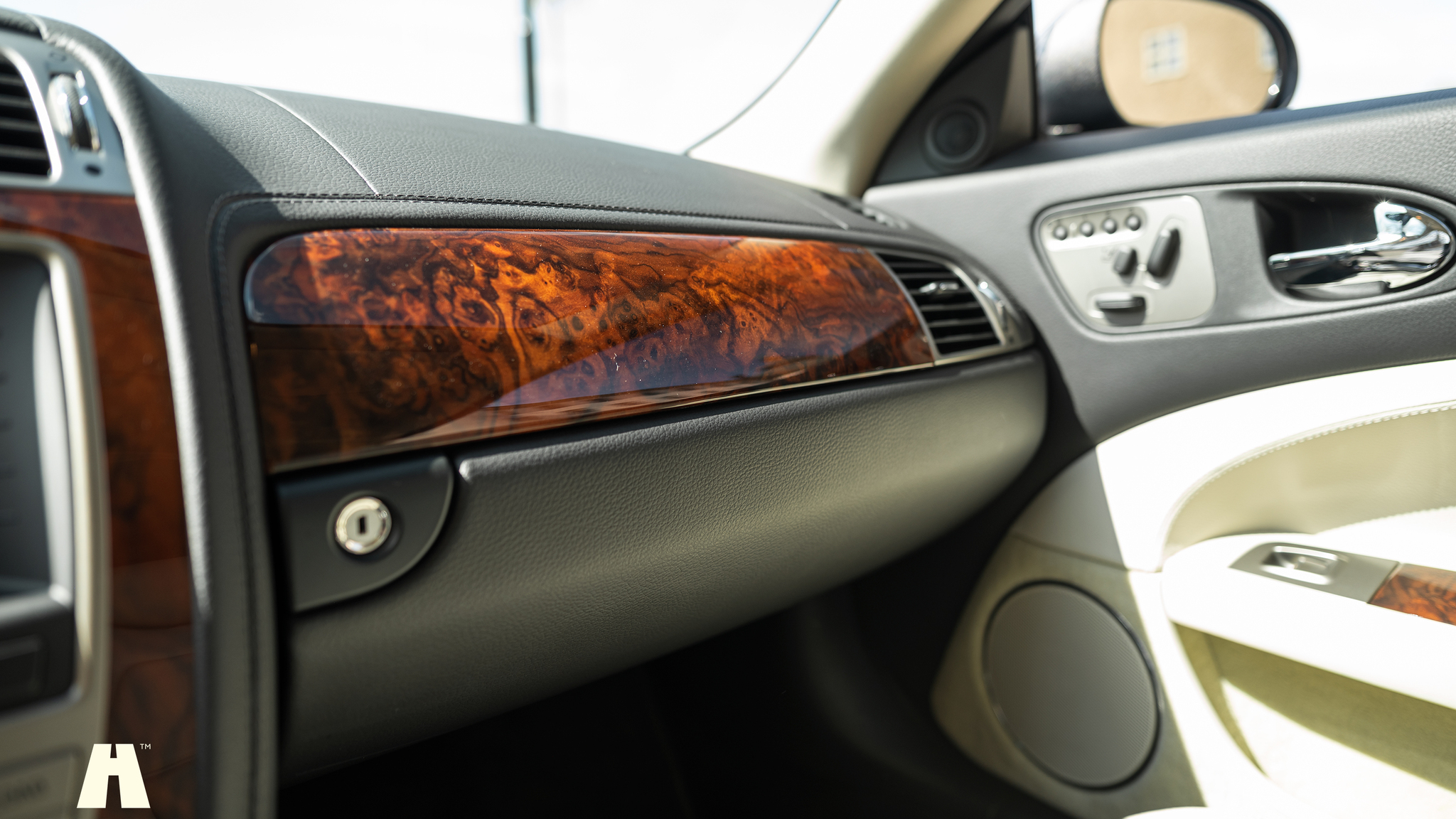 Innenraumfoto von 2008 Jaguar XKR (52)