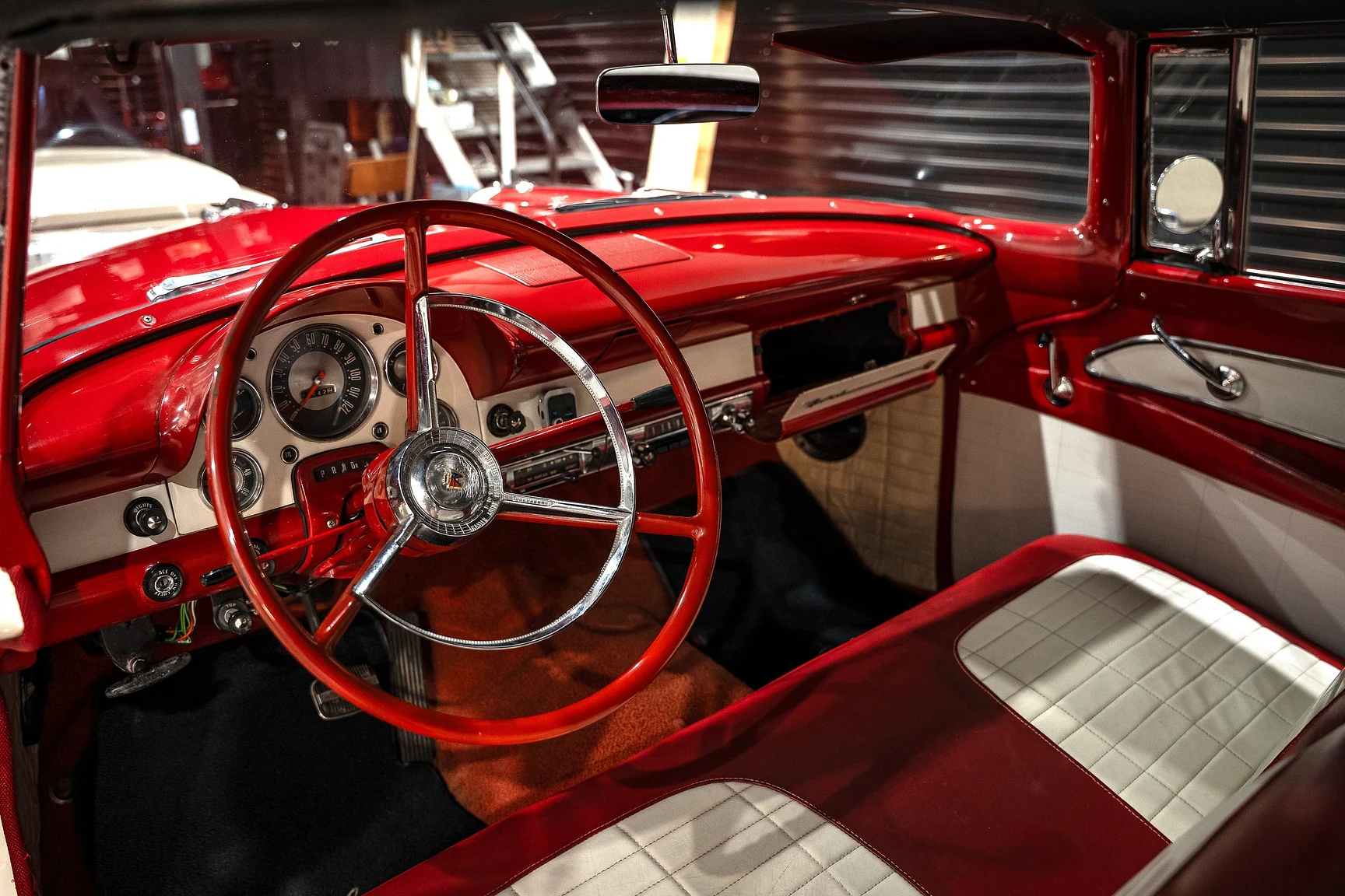 Innenraumfoto von 1956 Ford Fairline Sunliner V8 (1)