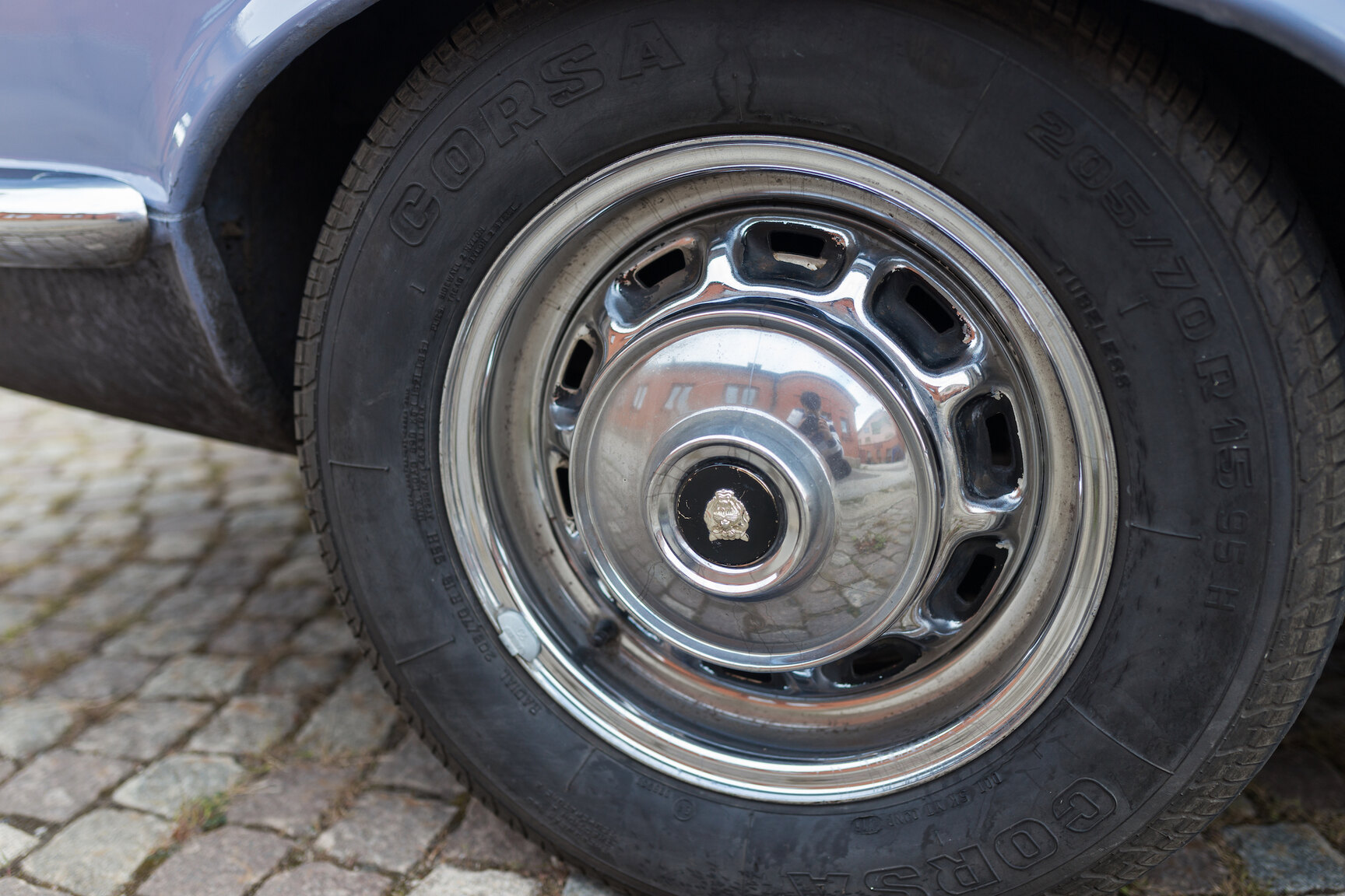 Exterior image of 1975 JAGUAR XJ6  (17)