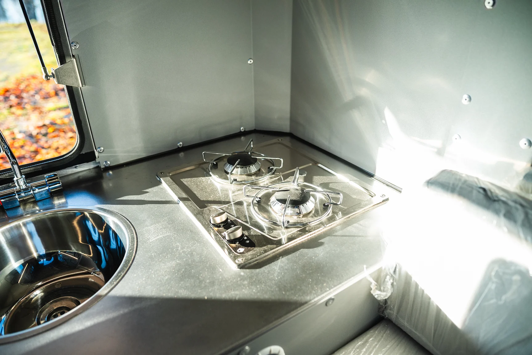 Interior image of 2025 Northea Trailer Expedition Crawler 458i Offgrid-Camper (26)