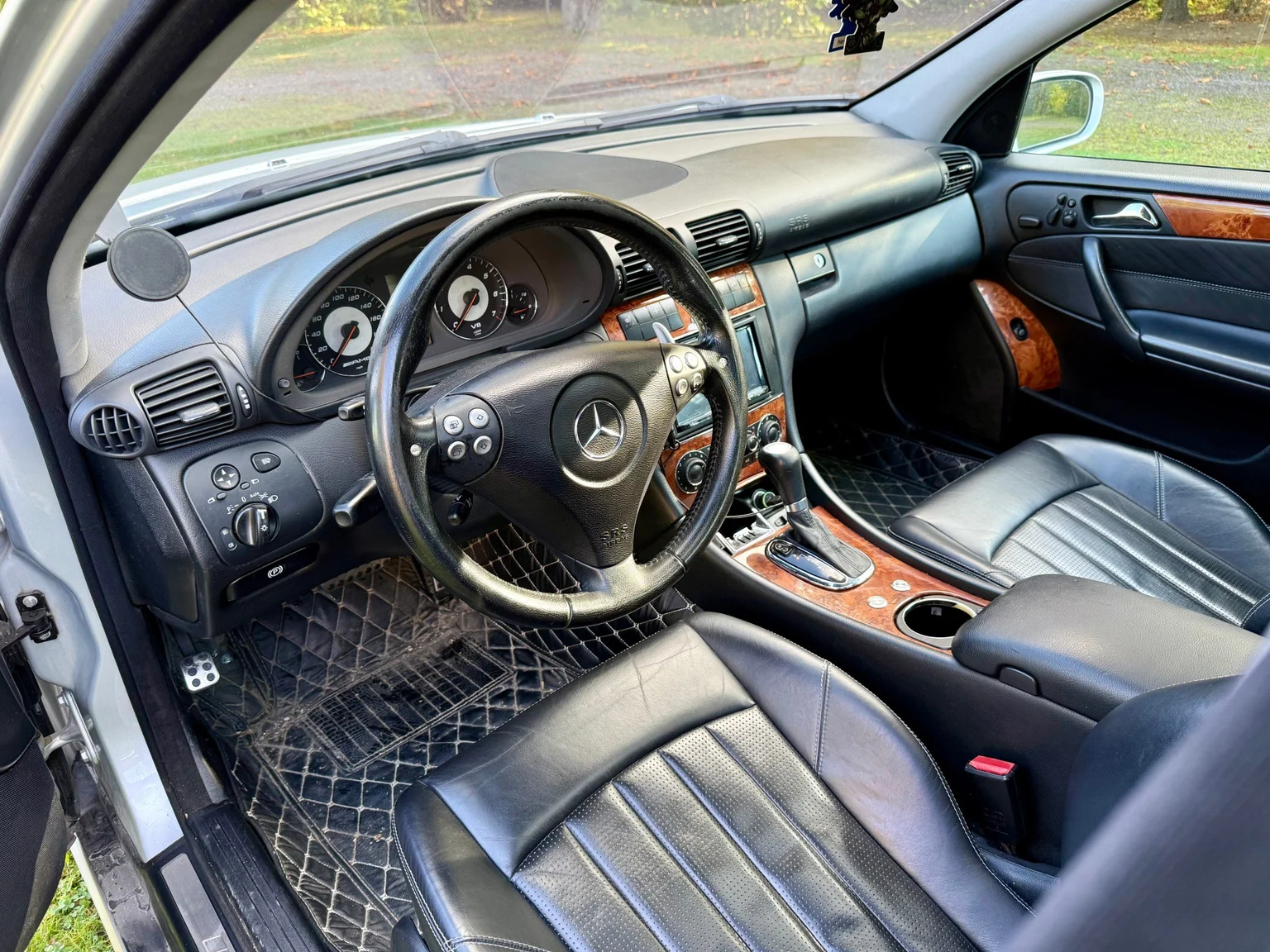 Interior image of 2006 Mercedes-Benz C 55 AMG (1)