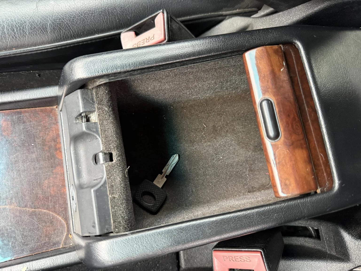 Interior image of 1994 Mercedes-Benz E 320 T (28)