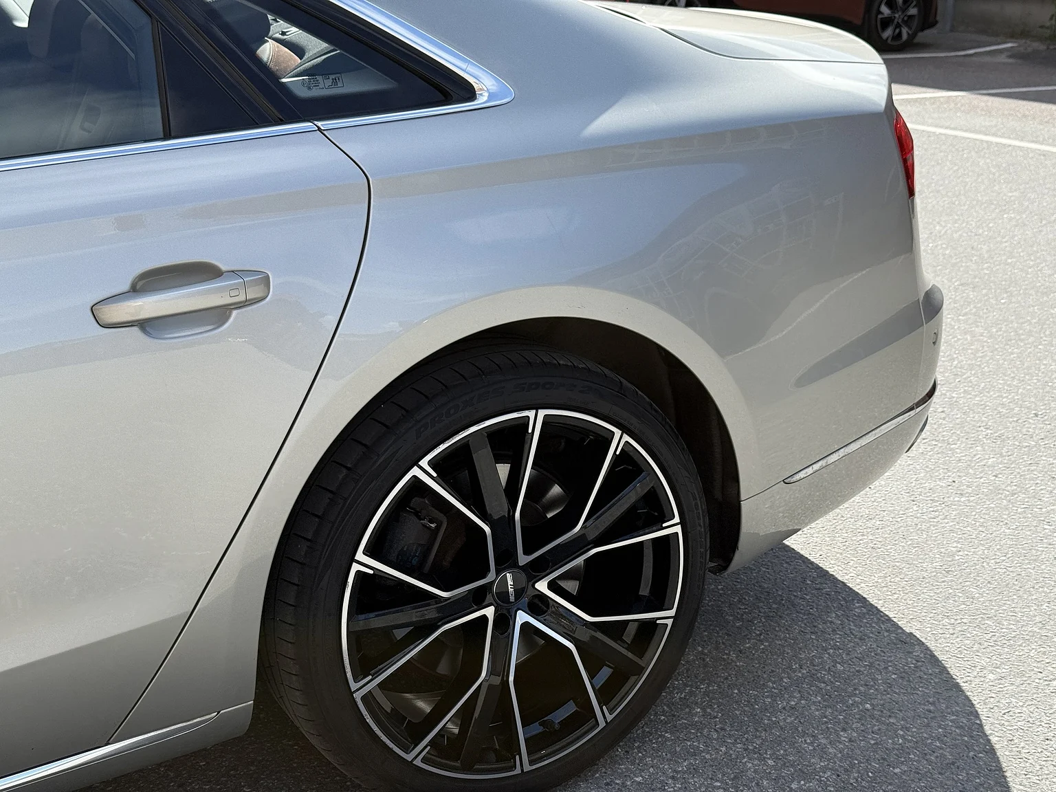 Exteriörbild på 2014 Audi A8 4.0 TFSI (64)