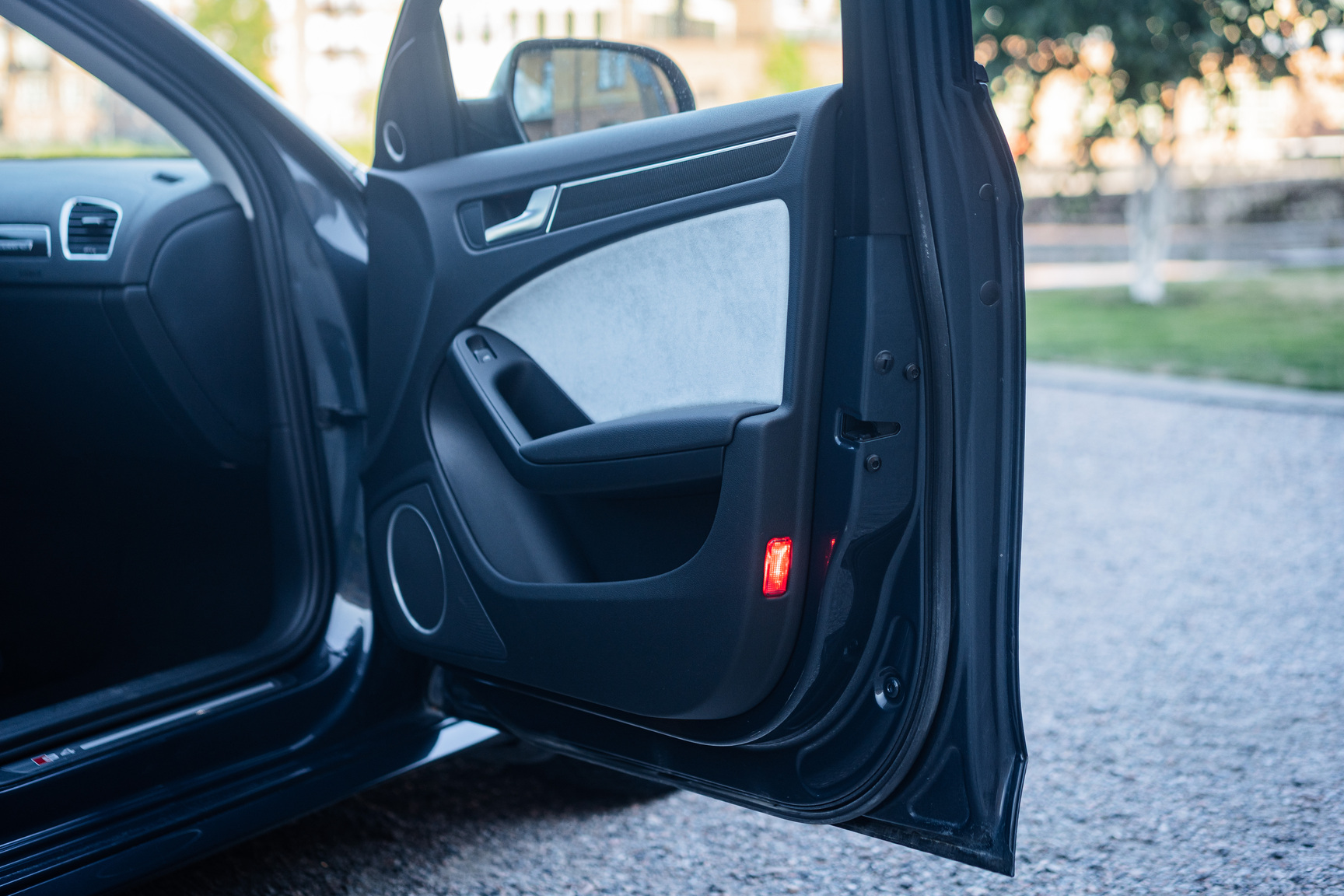 Interior image of 2011 Audi S4 (5)