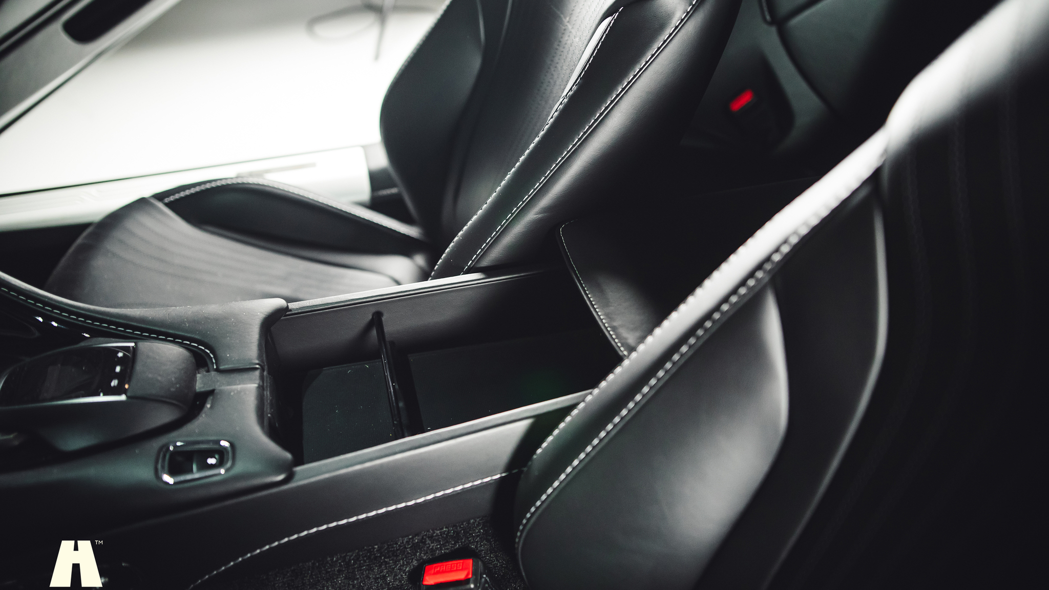 Interiörbild 2019 Aston Martin DB11 AMR (39)