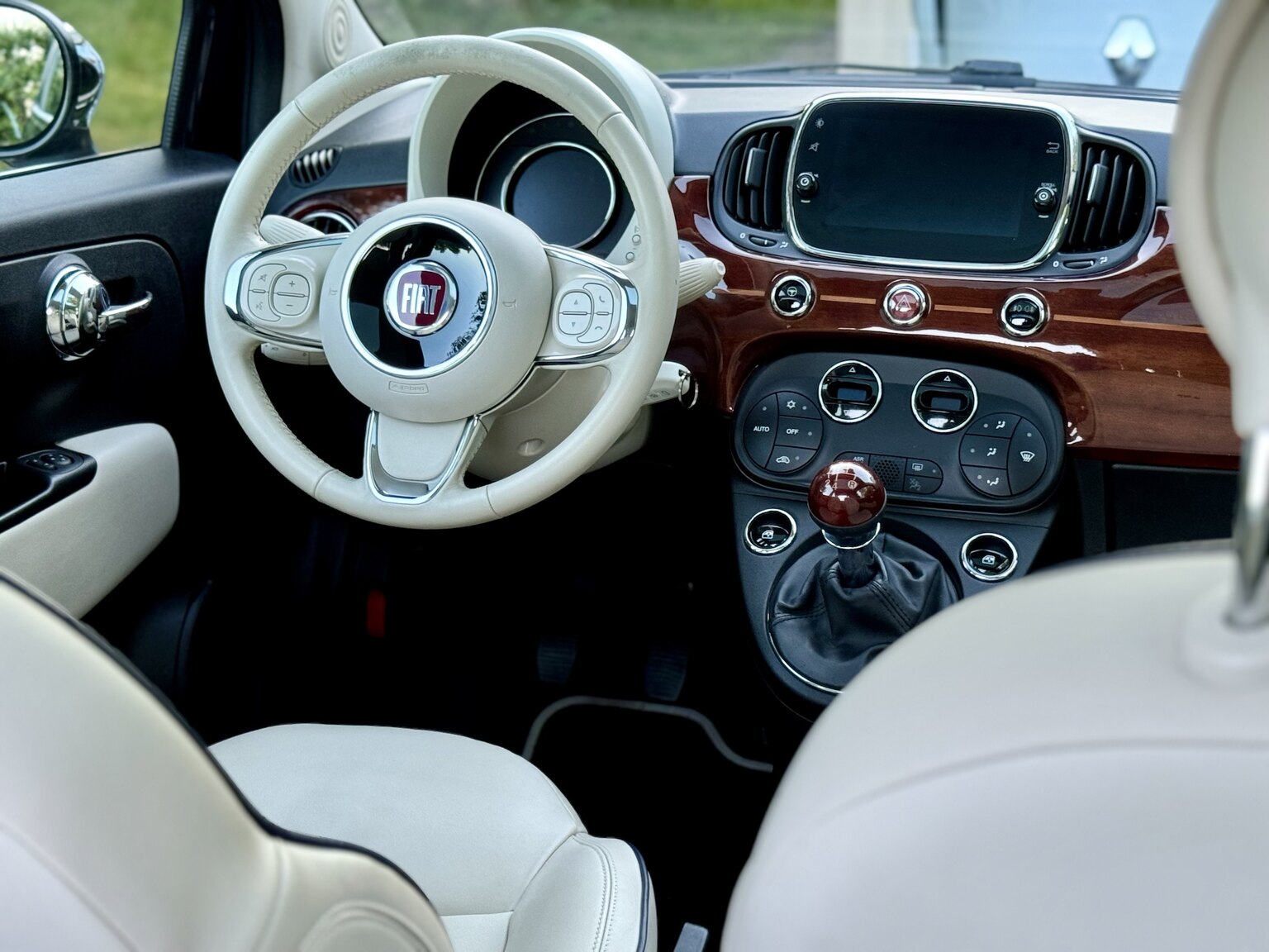 Innenraumfoto von 2017 Fiat 500 Riva