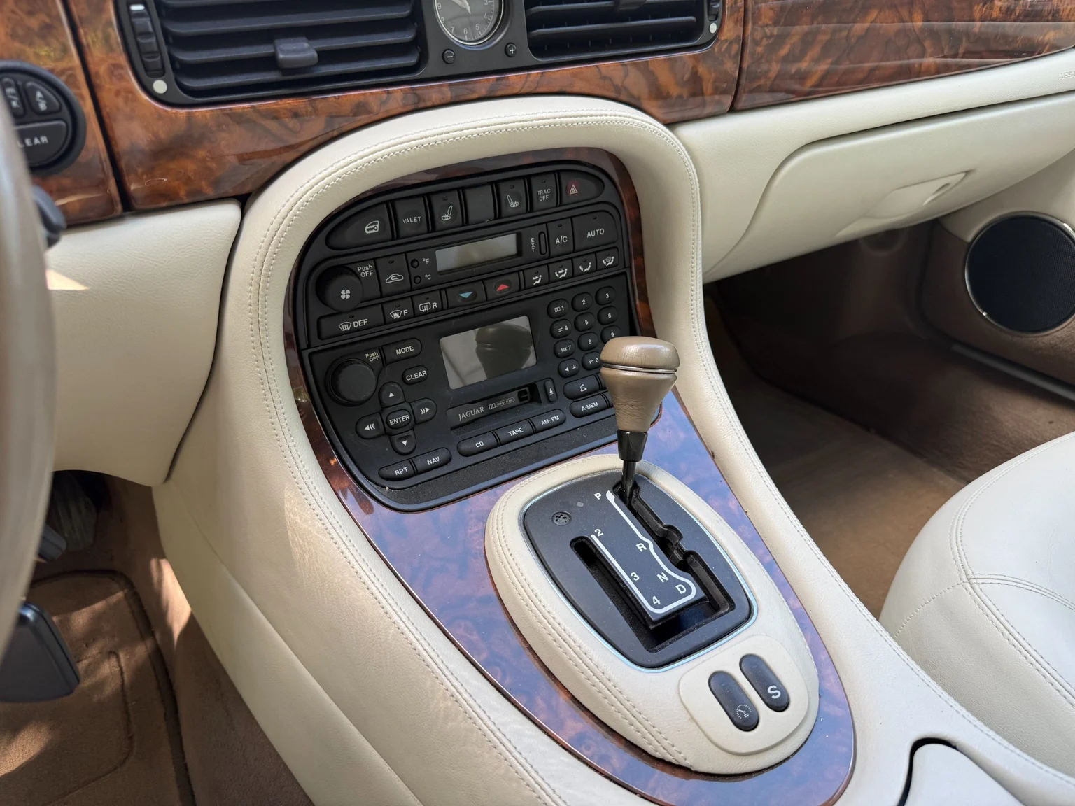 Innenraumfoto von 2001 Jaguar XJ Sovereign 4.0 V8 (11)