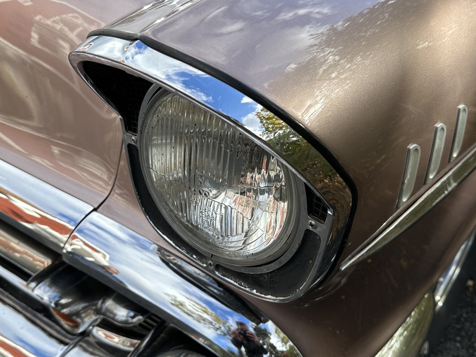 Exteriörbild på 1957 Chevrolet Two-Ten Restomod (42)