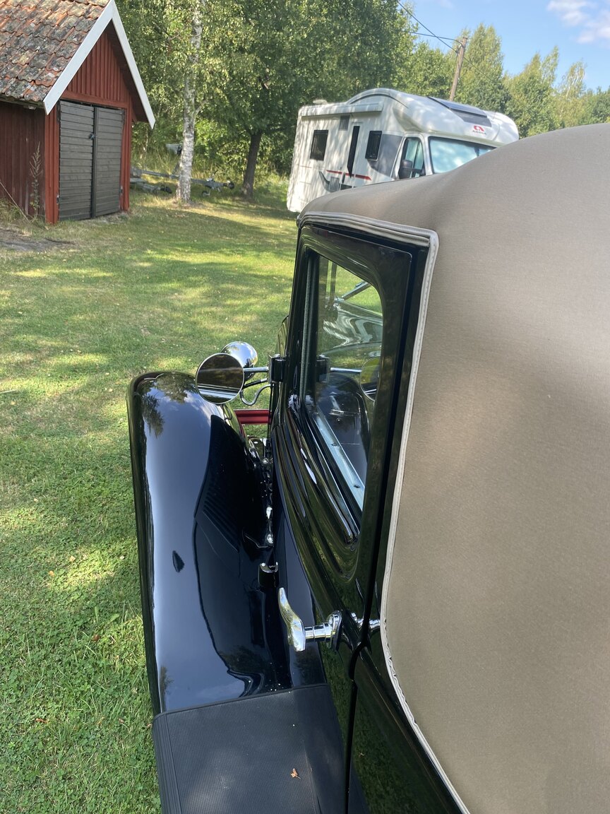Exterior image of 1932 Ford 32 deuce sport coupé (Hot Rod)