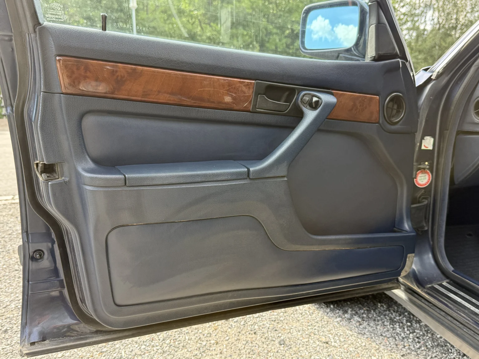 Interior image of 1990 BMW 750i (3)