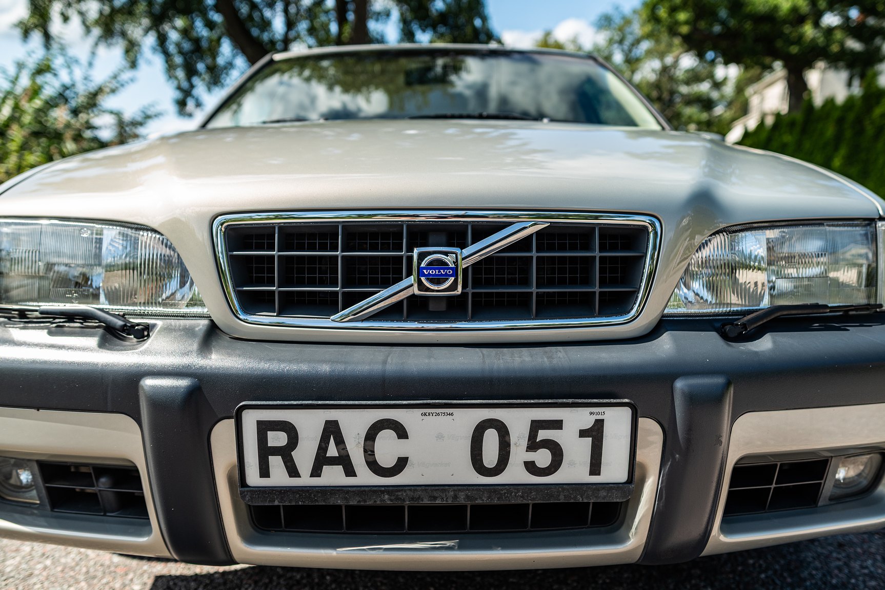 Exterior image of 2000 Volvo V70 XC 2.4 T AWD 