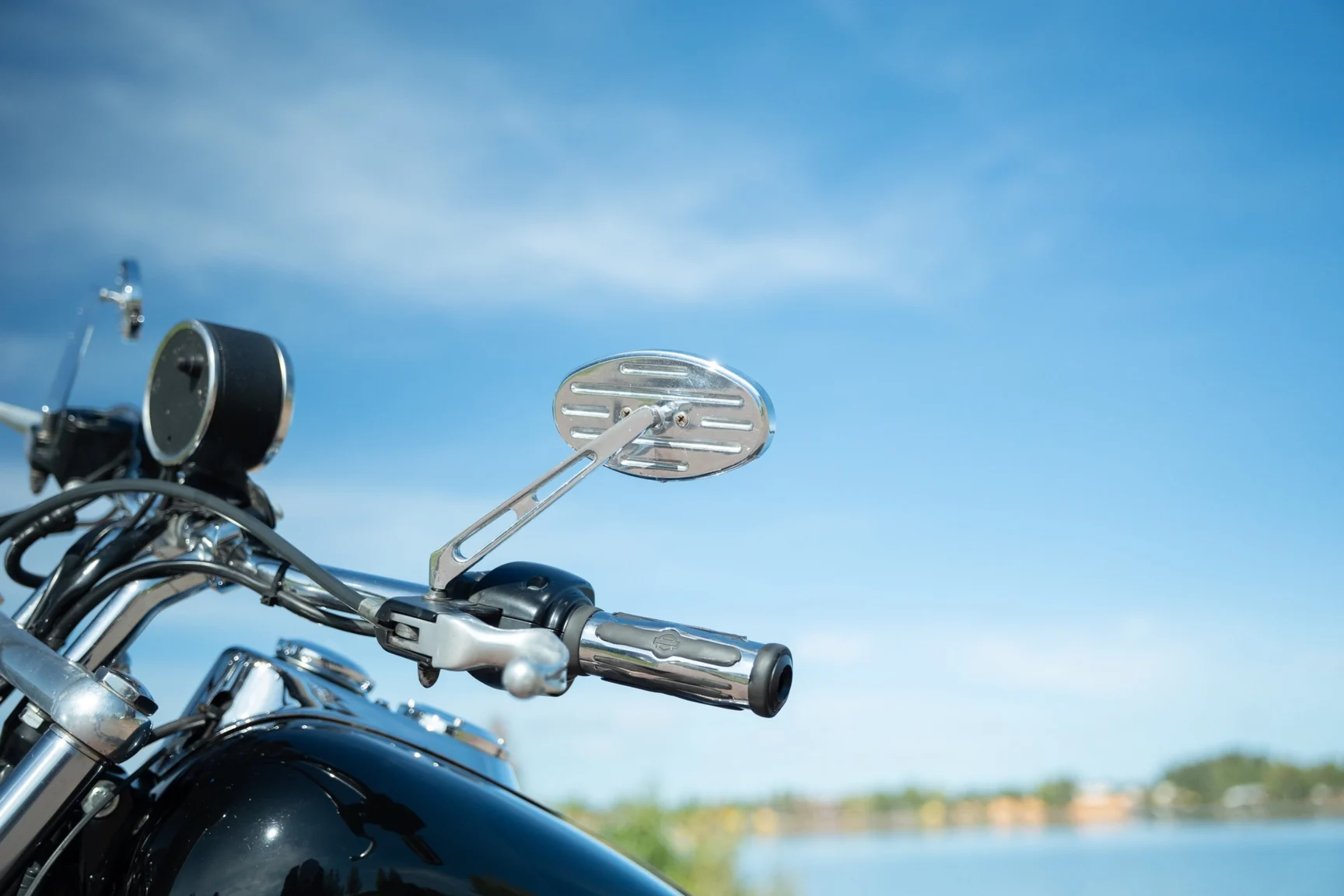 Exterior image of 1999 Harley-Davidson Super Glide (24)