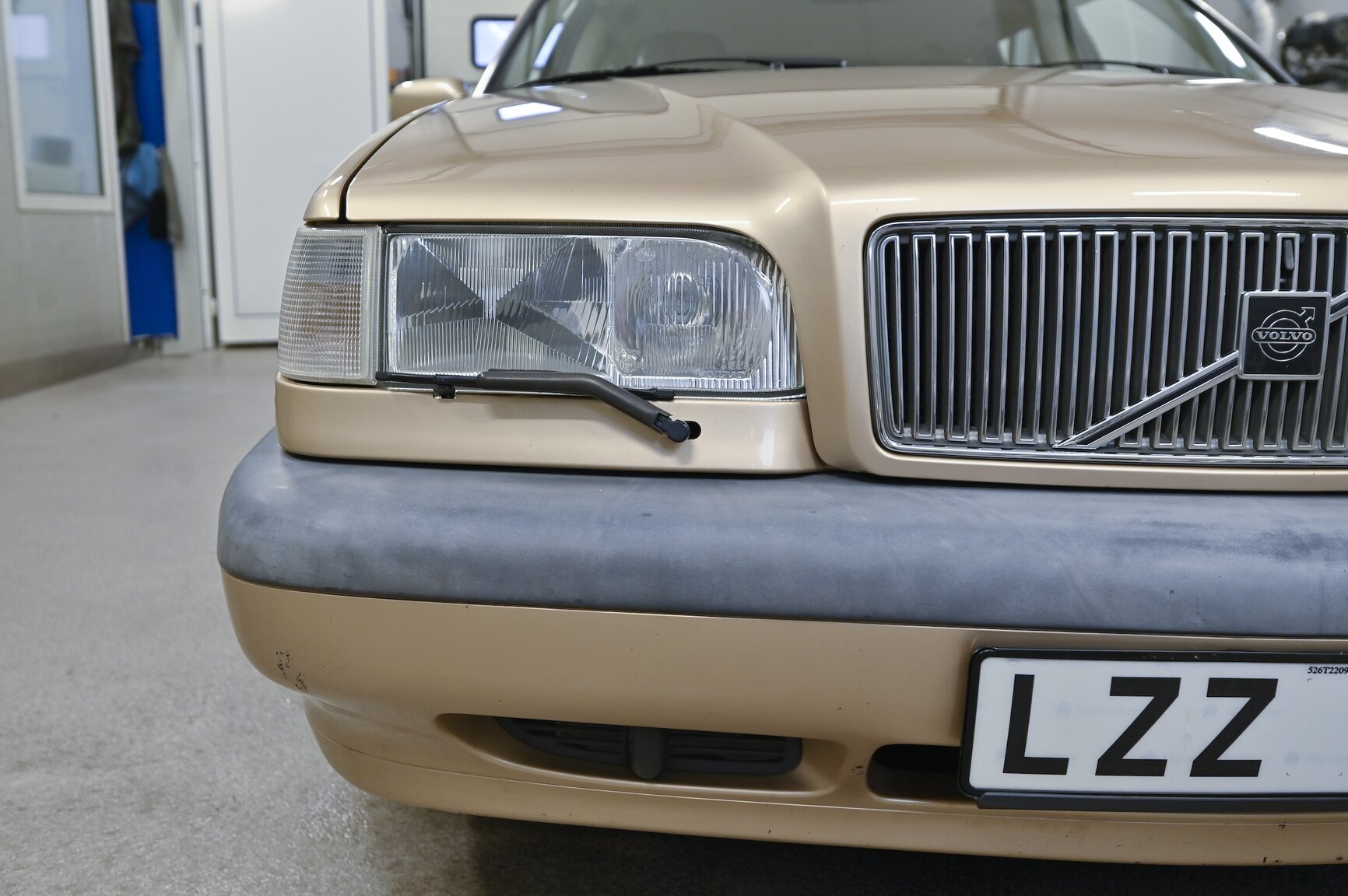 Exterior image of 1996 Volvo 855GLT