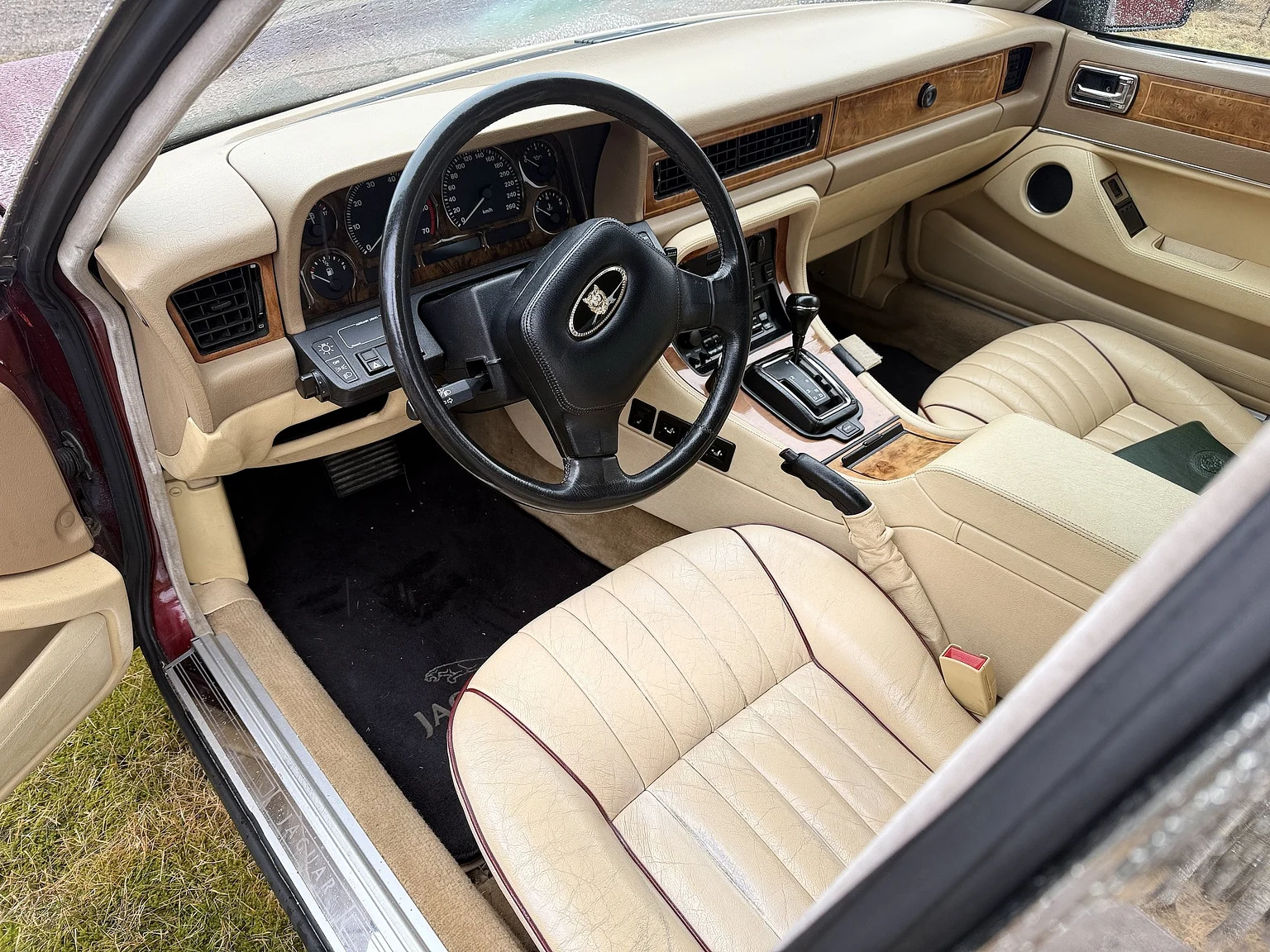 Innenraumfoto von 1991 Jaguar XJ40 Sovereign (2)