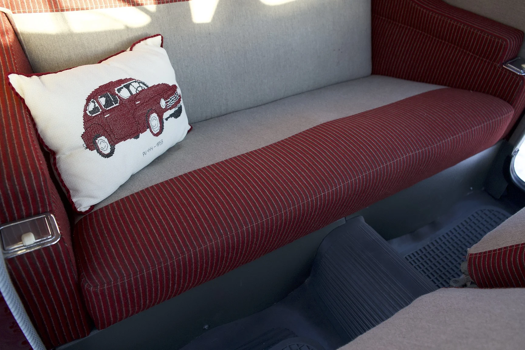 Interior image of 1953 Volvo PV444 DS (23)