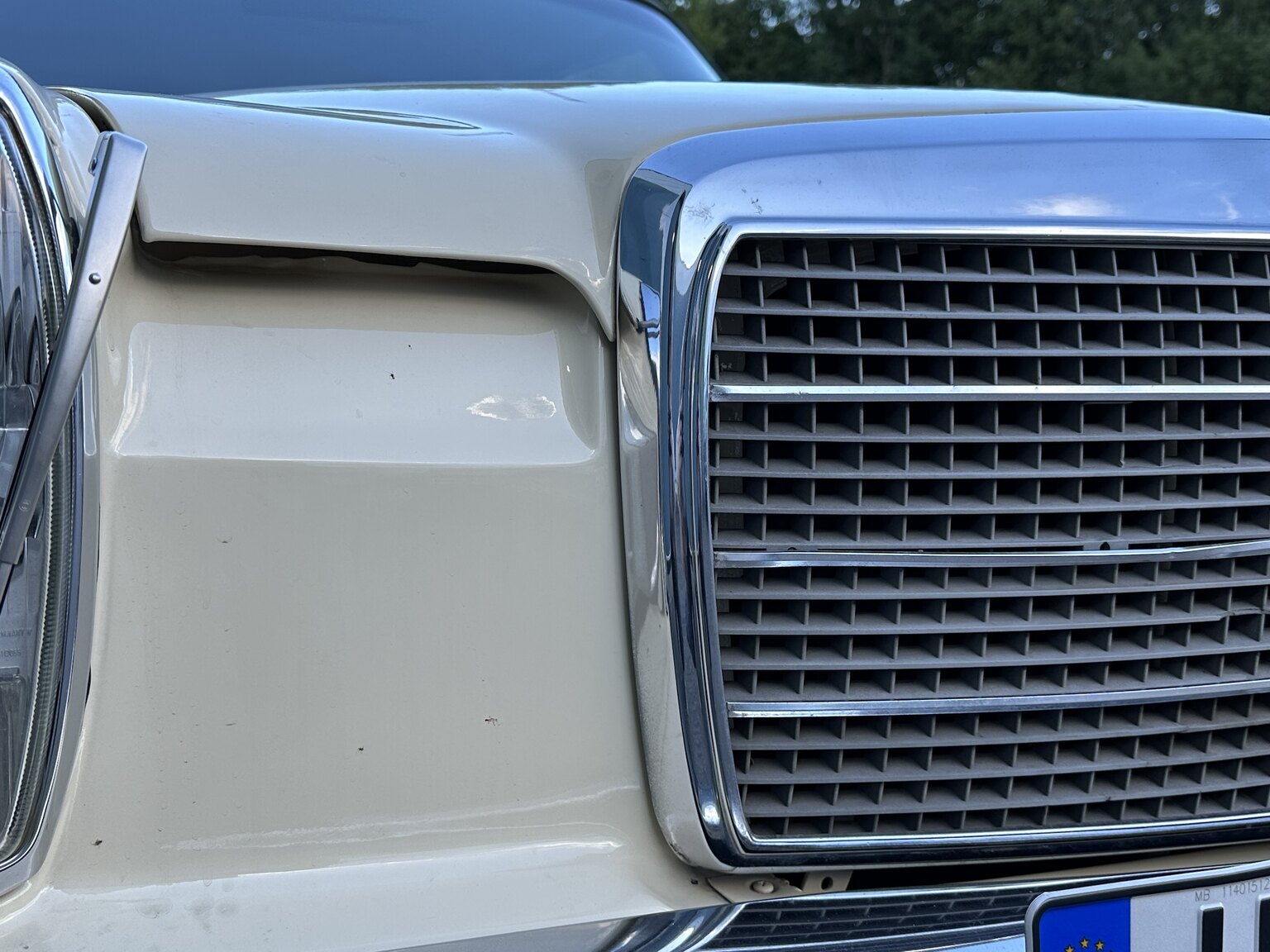 Exteriörbild på 1974 Mercedes Benz 230.6