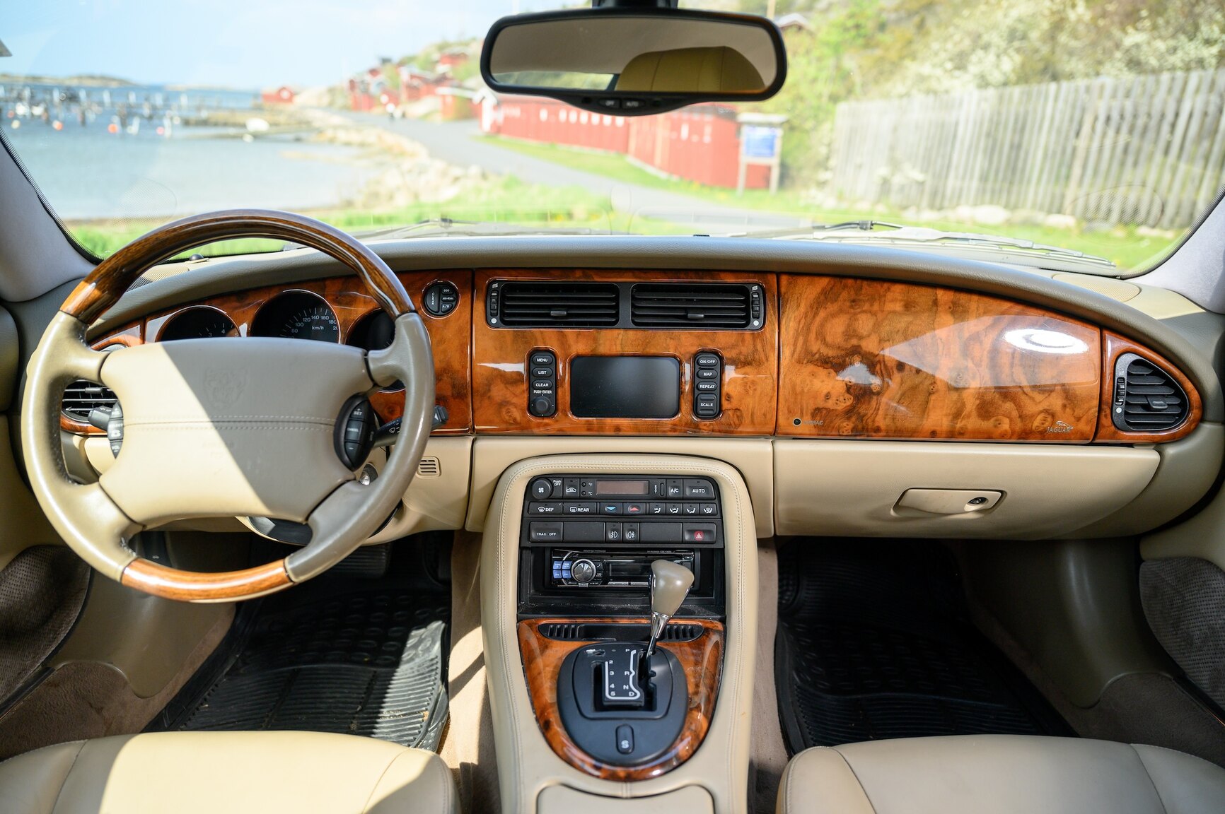 Innenraumfoto von 2003 Jaguar XKR