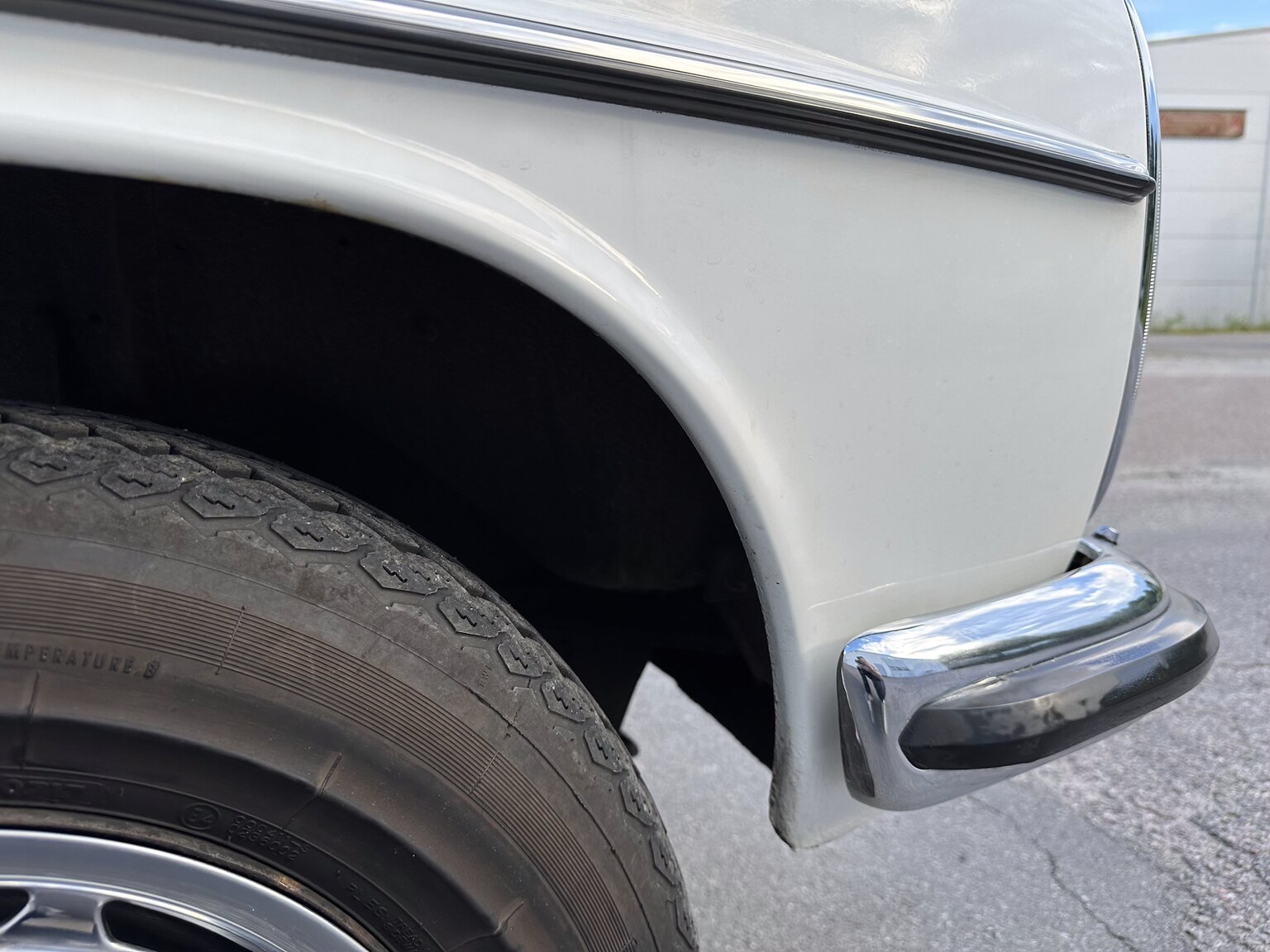 Exteriörbild på 1975 Mercedes Benz 200