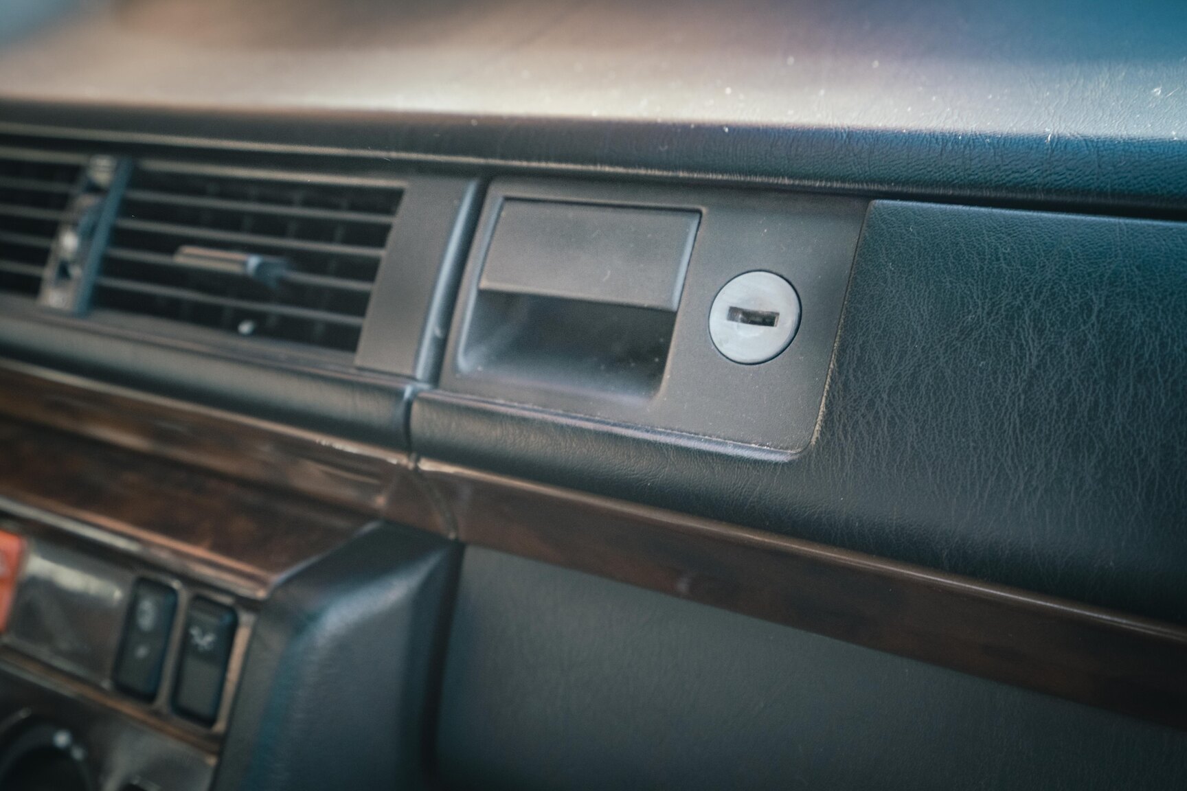 Innenraumfoto von 1991 Mercedes-Benz 300E-24 (19)