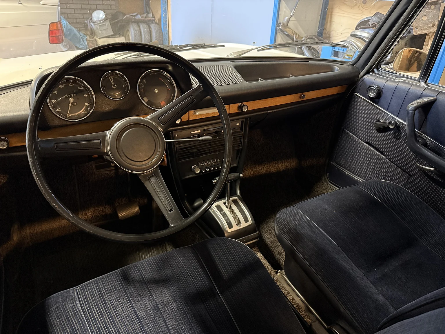 Innenraumfoto von 1970 BMW New Class 4-dörrars Sedan (41)