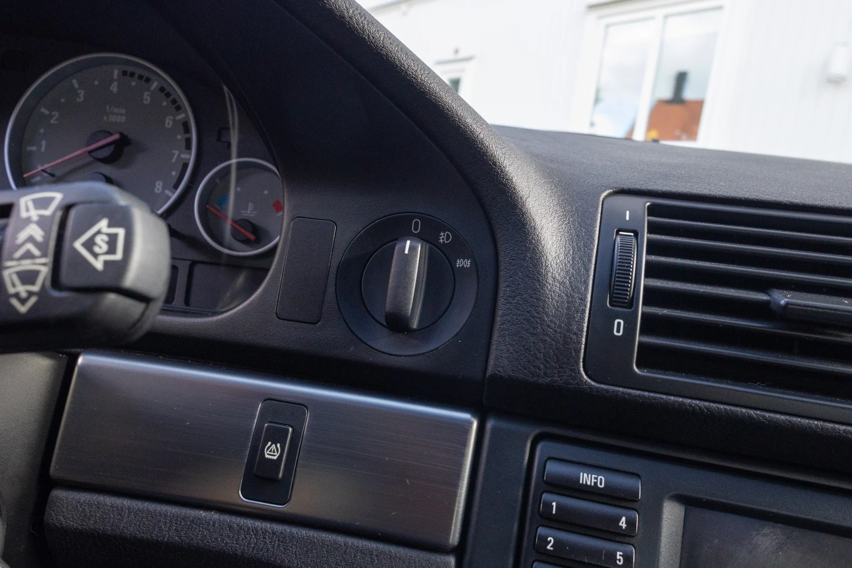 Innenraumfoto von 2002 BMW M5 E39 (29)