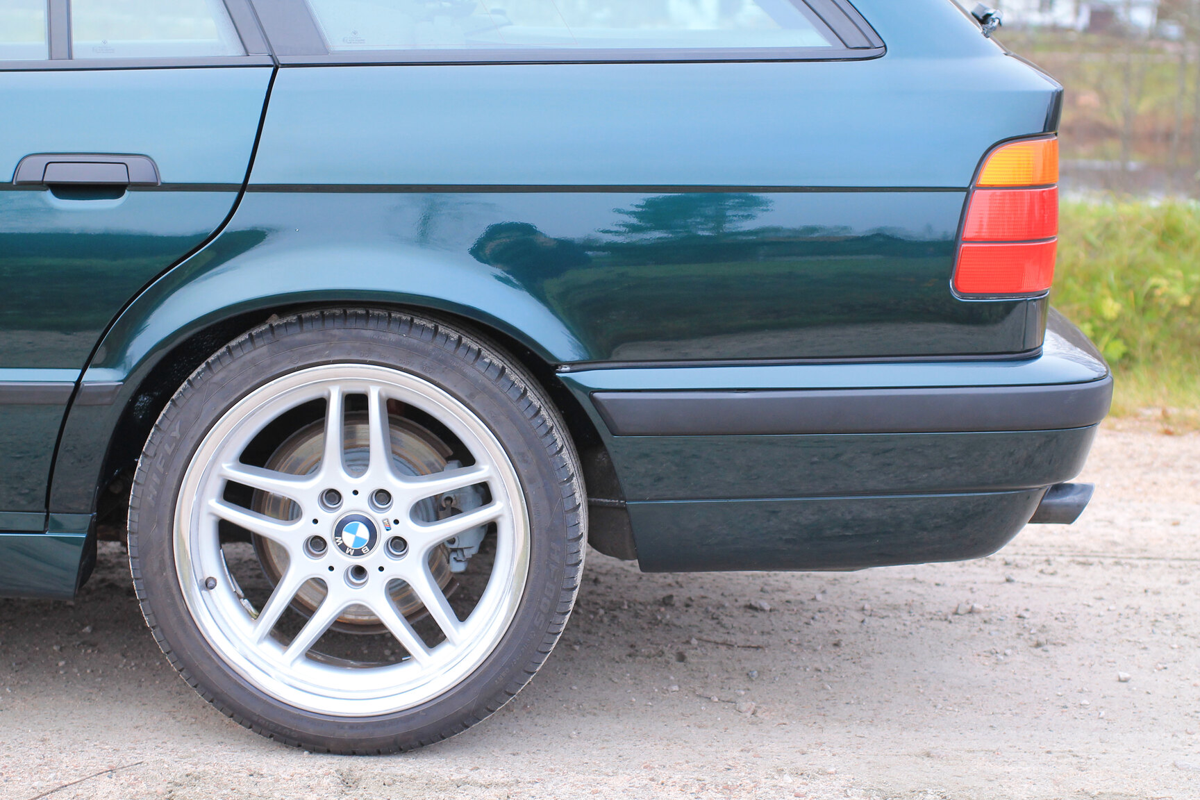 Exterior image of 1996 BMW 520i Touring