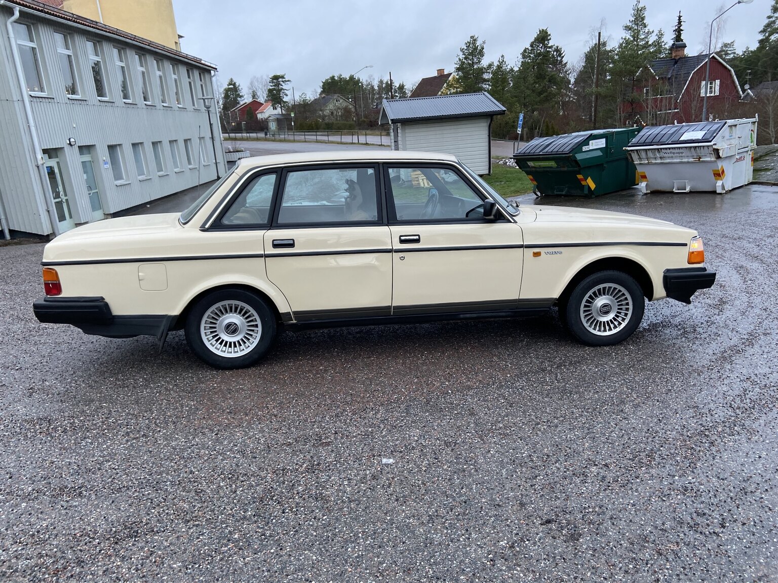Exterior image of 1987 Volvo 244