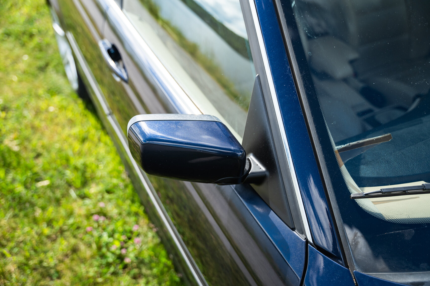 Exterior image of 2003 BMW 320i Touring