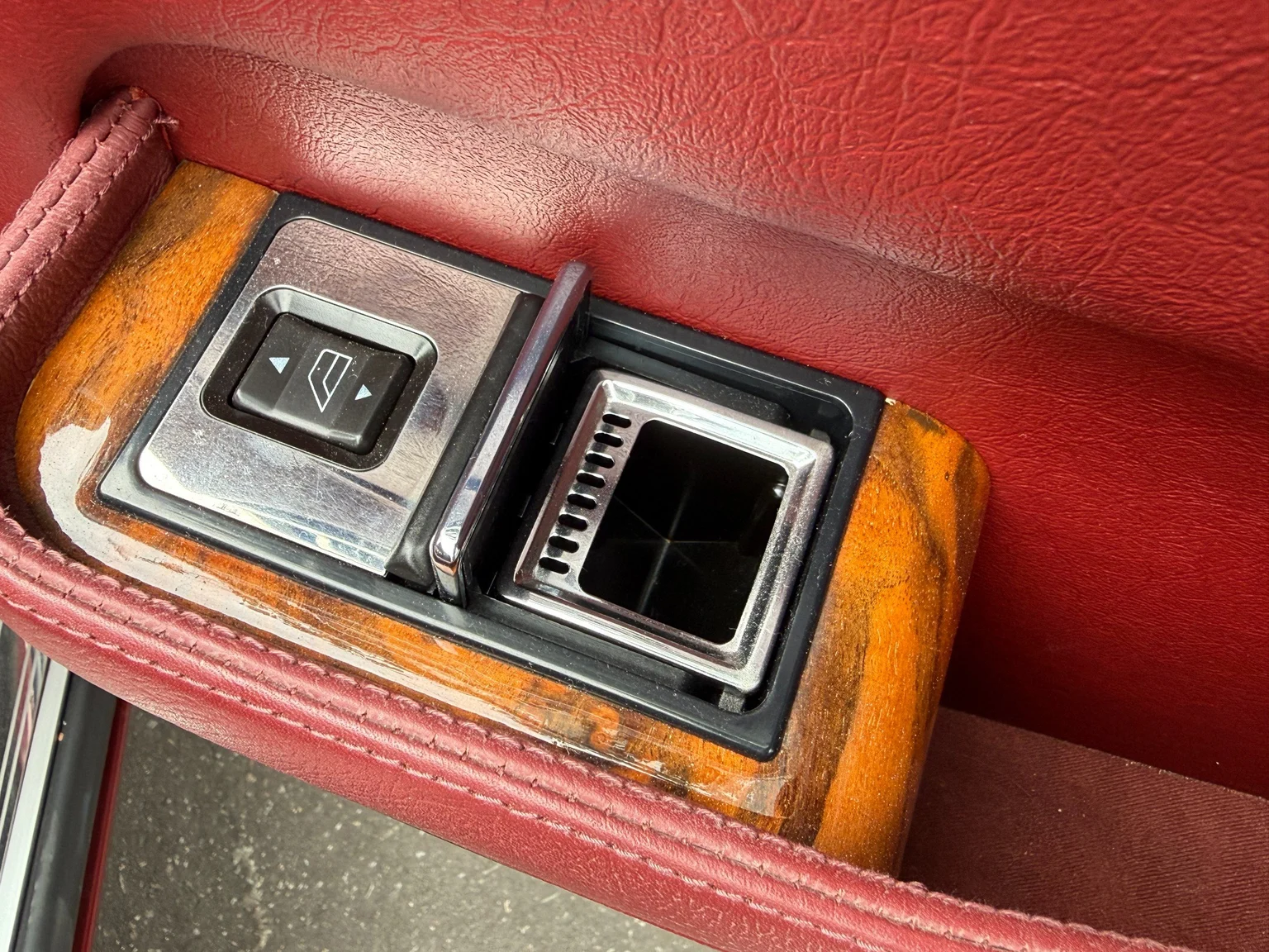 Interior image of 1988 Daimler Six (37)